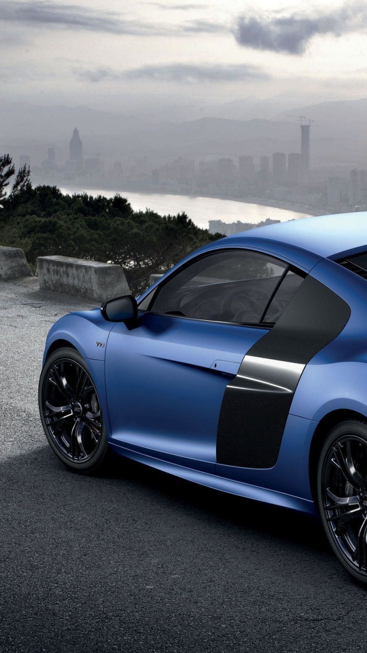 Audi r 8 Azul en la Carretera. Wallpaper in 720x1280 Resolution