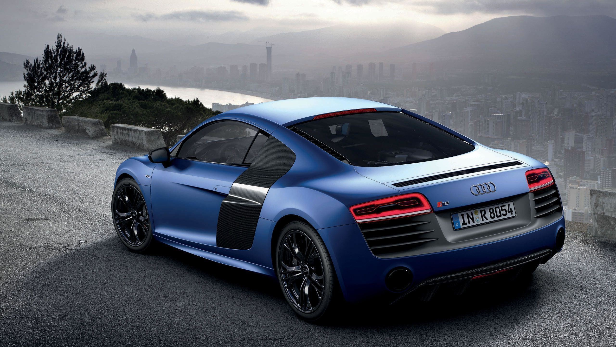 Bleu Audi r 8 Sur Route. Wallpaper in 2560x1440 Resolution