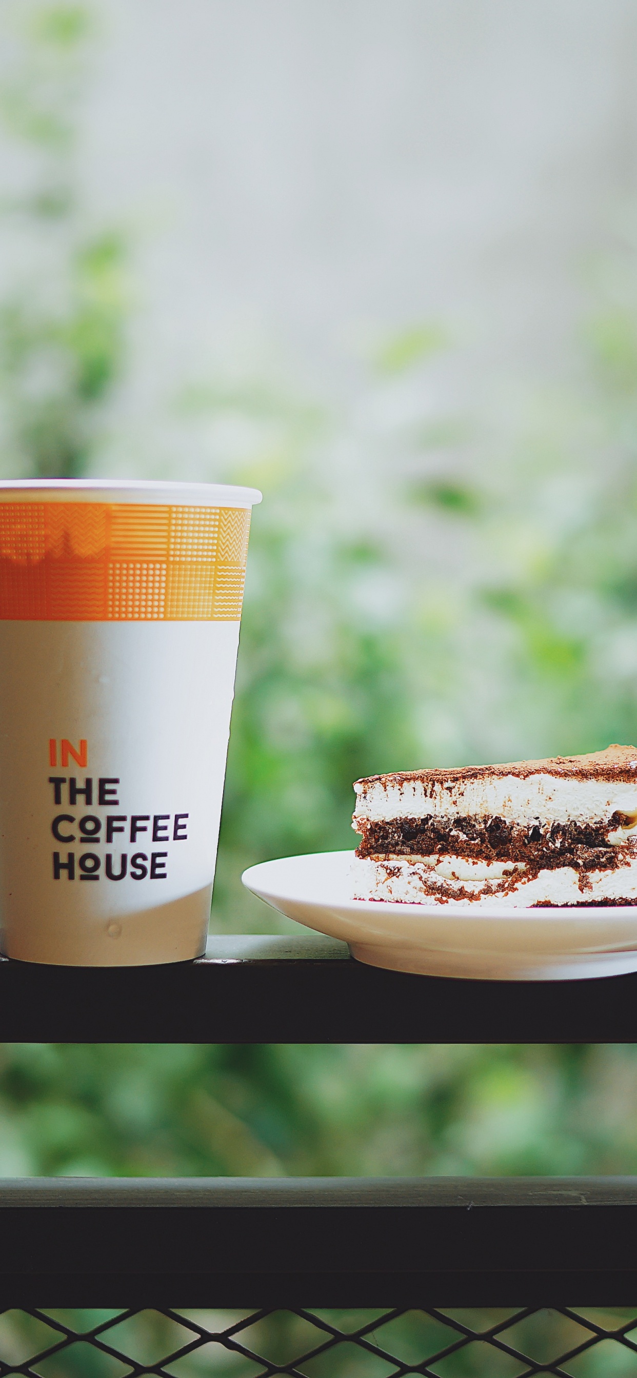 Deux Gobelets Jetables Blancs et Marrons Sur Une Plaque en Céramique Blanche. Wallpaper in 1242x2688 Resolution