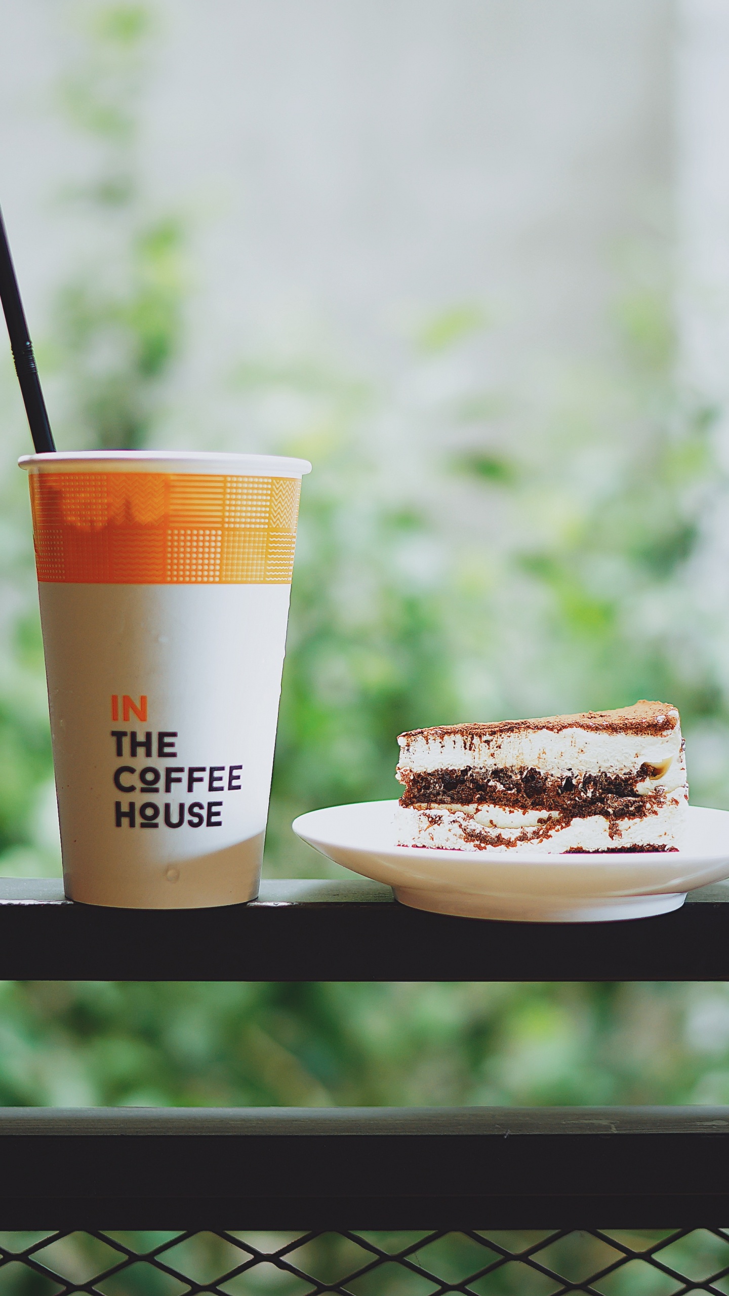 Dos Vasos Desechables de Color Blanco y Marrón Sobre Placa de Cerámica Blanca. Wallpaper in 1440x2560 Resolution