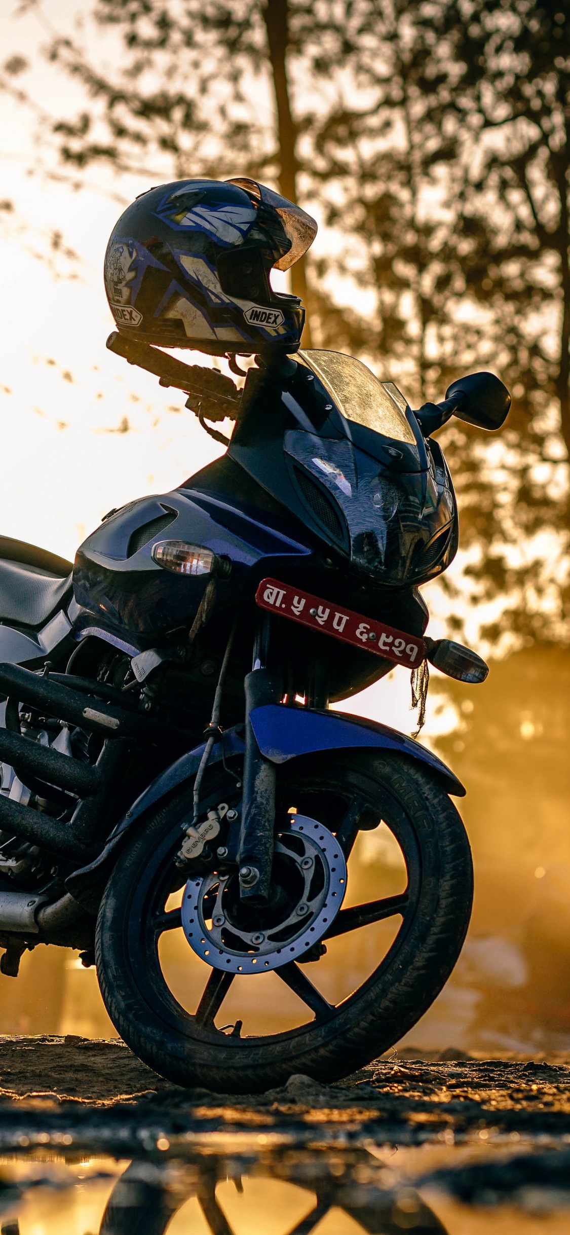 Mann im Schwarzen Motorradhelm, Der Tagsüber Motorrad Fährt. Wallpaper in 1125x2436 Resolution