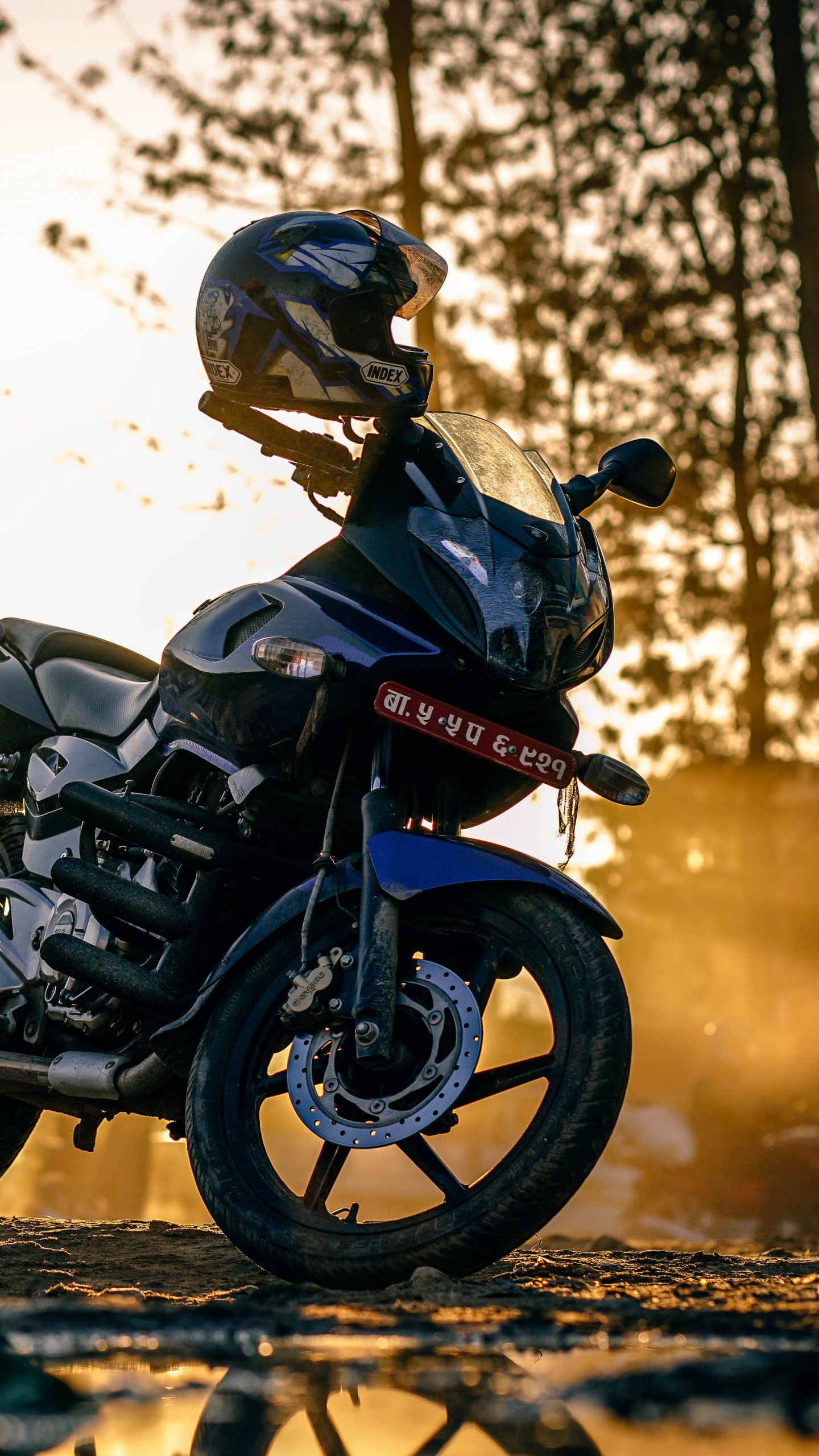 Homme au Casque de Moto Noir Équitation Moto Pendant la Journée. Wallpaper in 1440x2560 Resolution