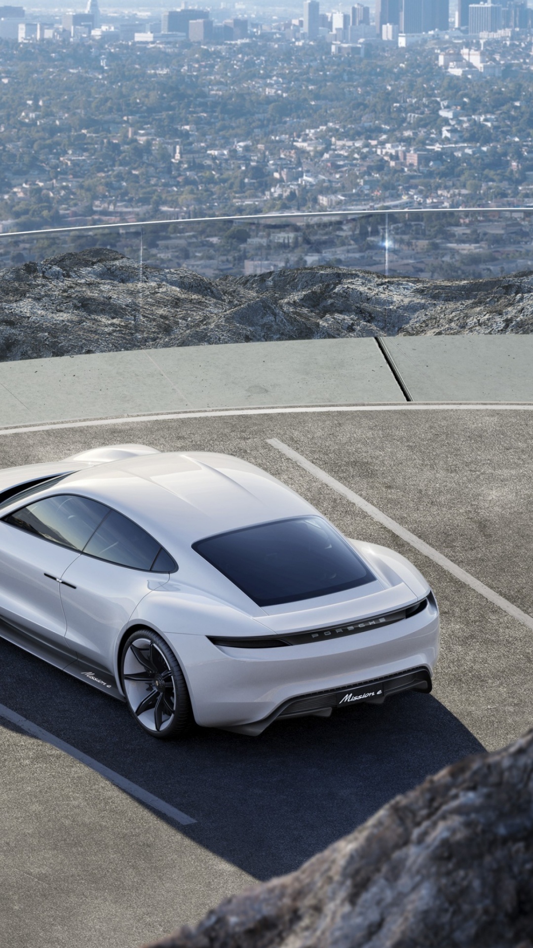 Silbernes Coupe Auf Grauer Betonstraße Tagsüber. Wallpaper in 1080x1920 Resolution