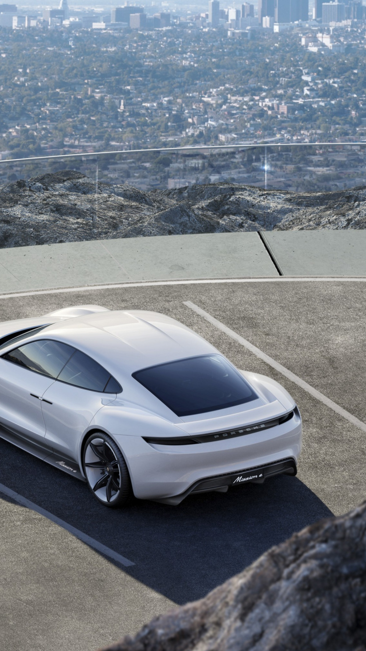 Silbernes Coupe Auf Grauer Betonstraße Tagsüber. Wallpaper in 750x1334 Resolution