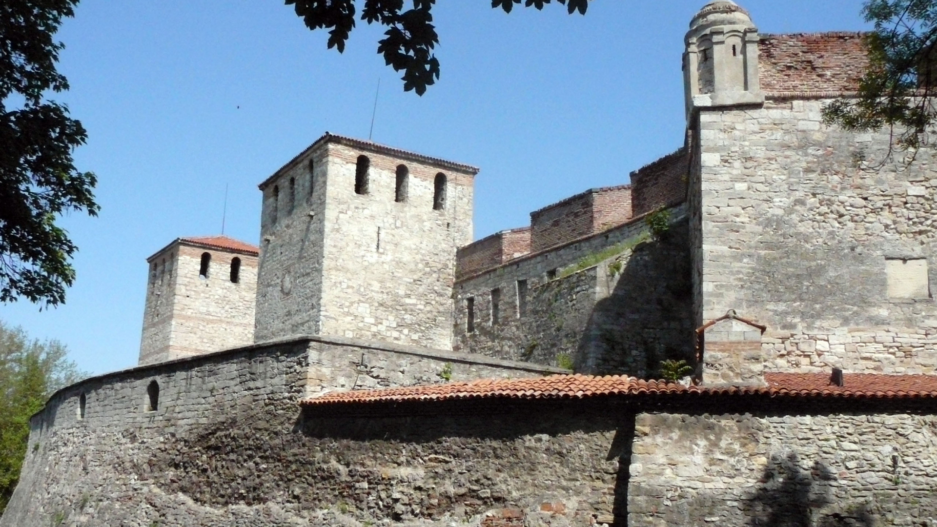 Bâtiment en Briques Brunes Près Des Arbres Verts Pendant la Journée. Wallpaper in 1920x1080 Resolution
