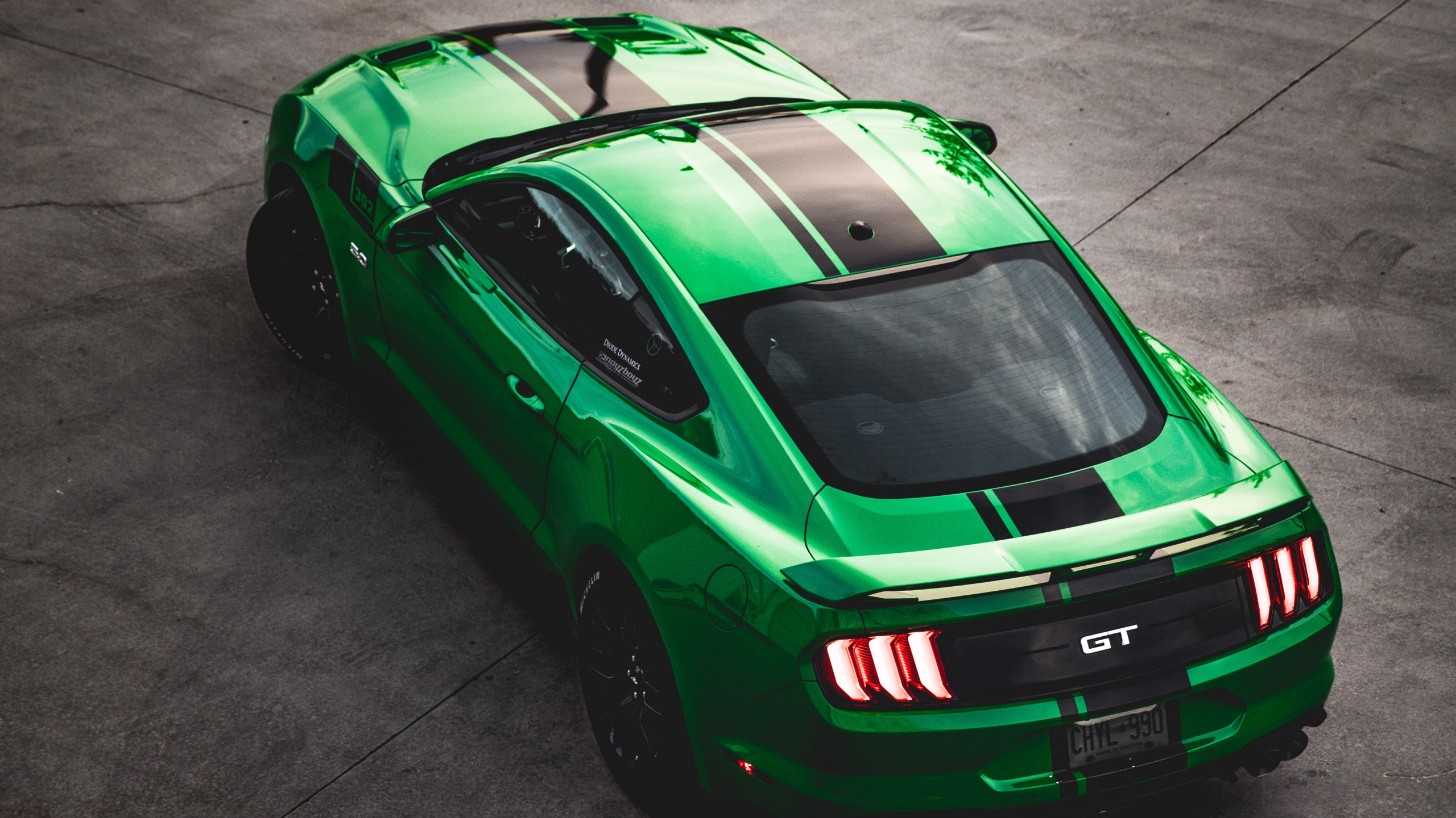 Porsche 911 Rojo y Negro Estacionado Sobre Pavimento Gris. Wallpaper in 2560x1440 Resolution