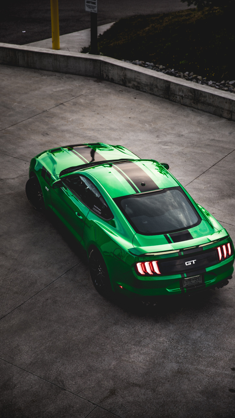 Porsche 911 Rojo y Negro Estacionado Sobre Pavimento Gris. Wallpaper in 750x1334 Resolution