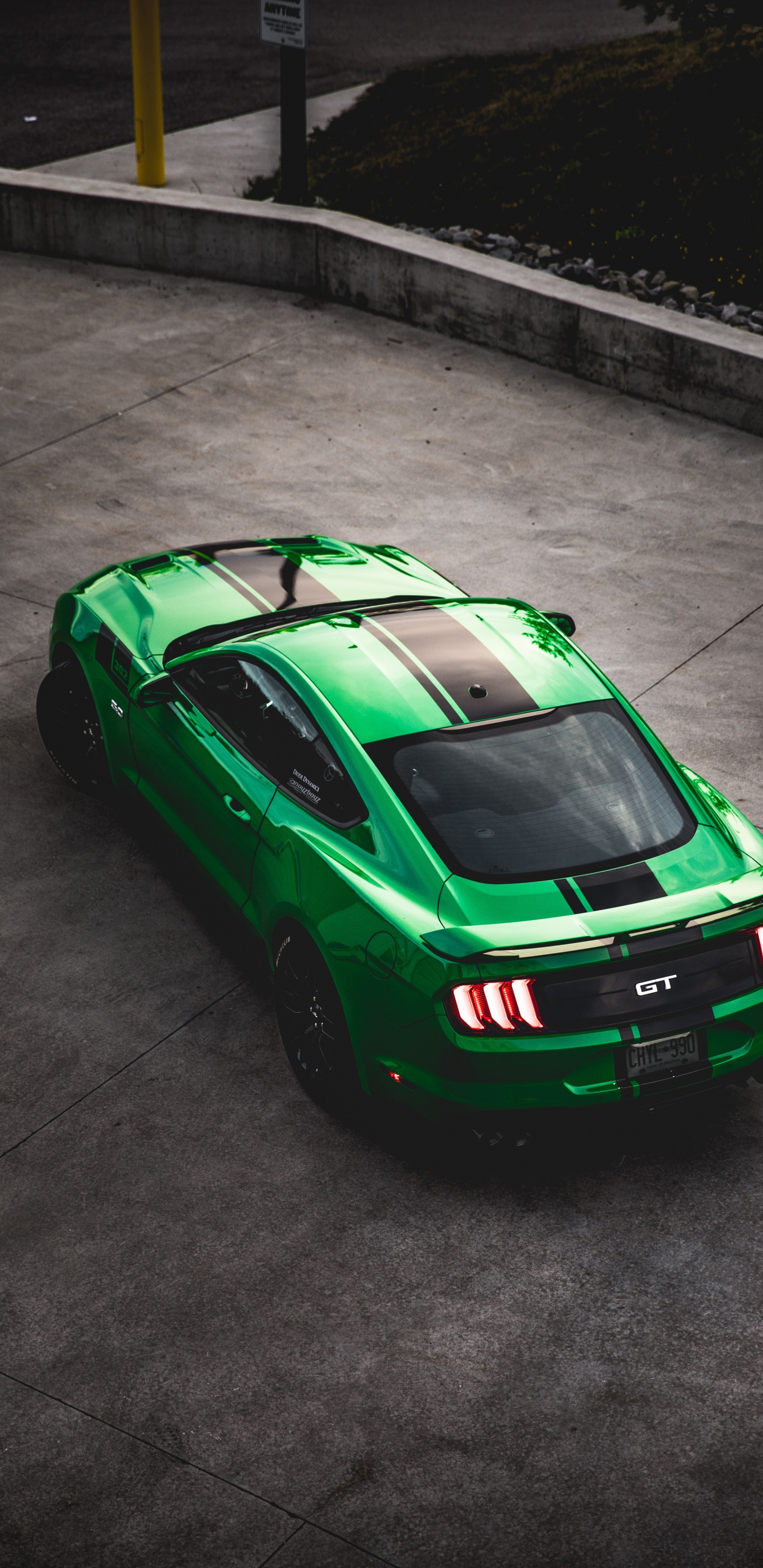 Rot-schwarzer Porsche 911 Auf Grauem Bürgersteig Geparkt. Wallpaper in 1440x2960 Resolution