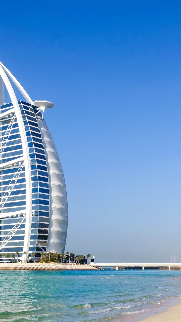 Weißes Gebäude in Der Nähe Eines Gewässers Tagsüber. Wallpaper in 720x1280 Resolution