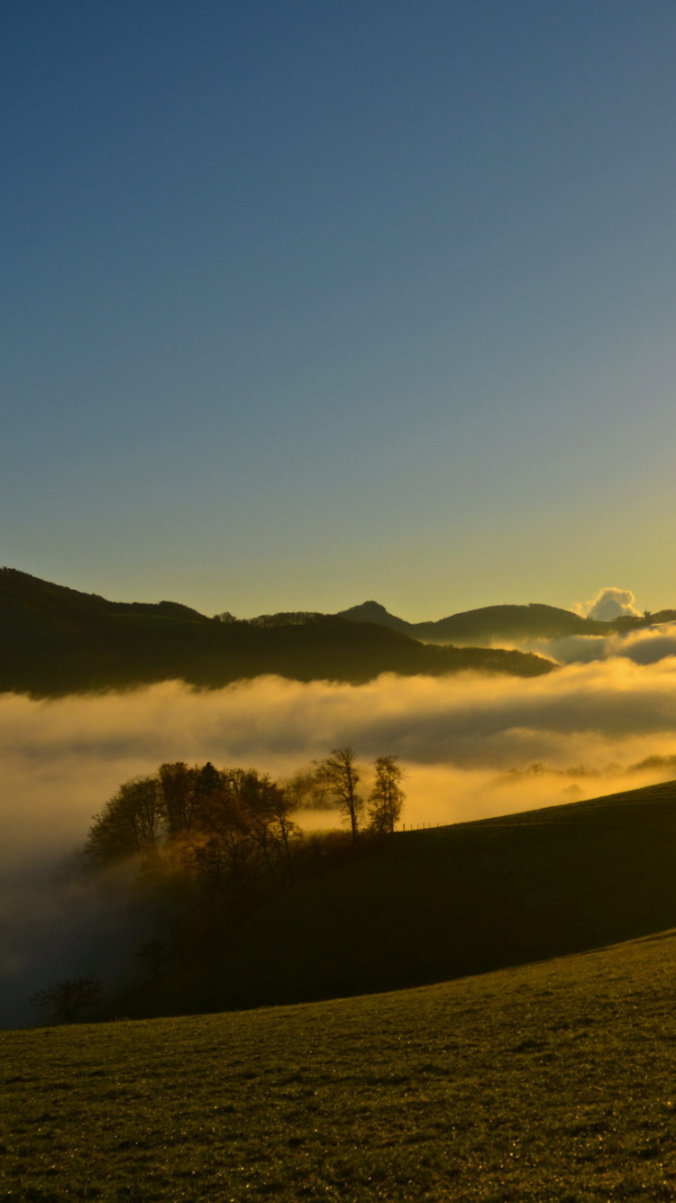 Silhouette Der Berge Bei Sonnenaufgang. Wallpaper in 750x1334 Resolution