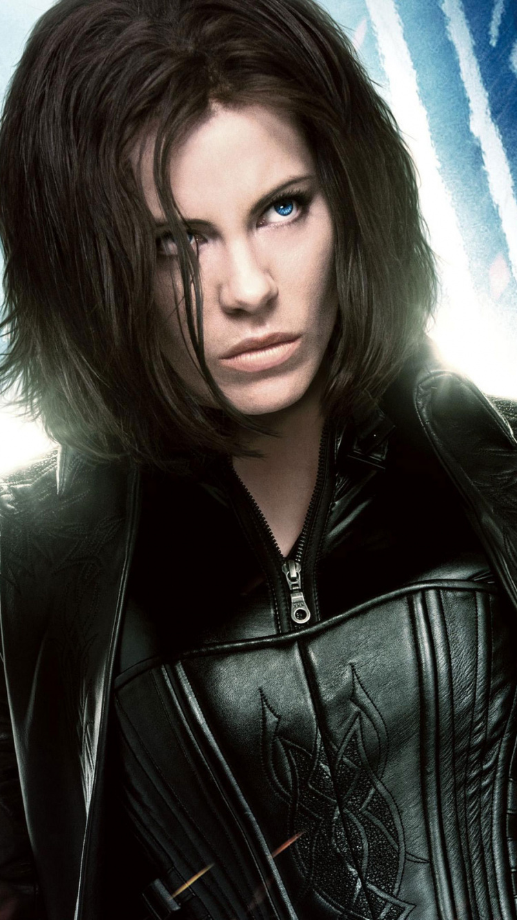 Mujer en Chaqueta de Cuero Negro de Pie Junto a la Pared. Wallpaper in 750x1334 Resolution