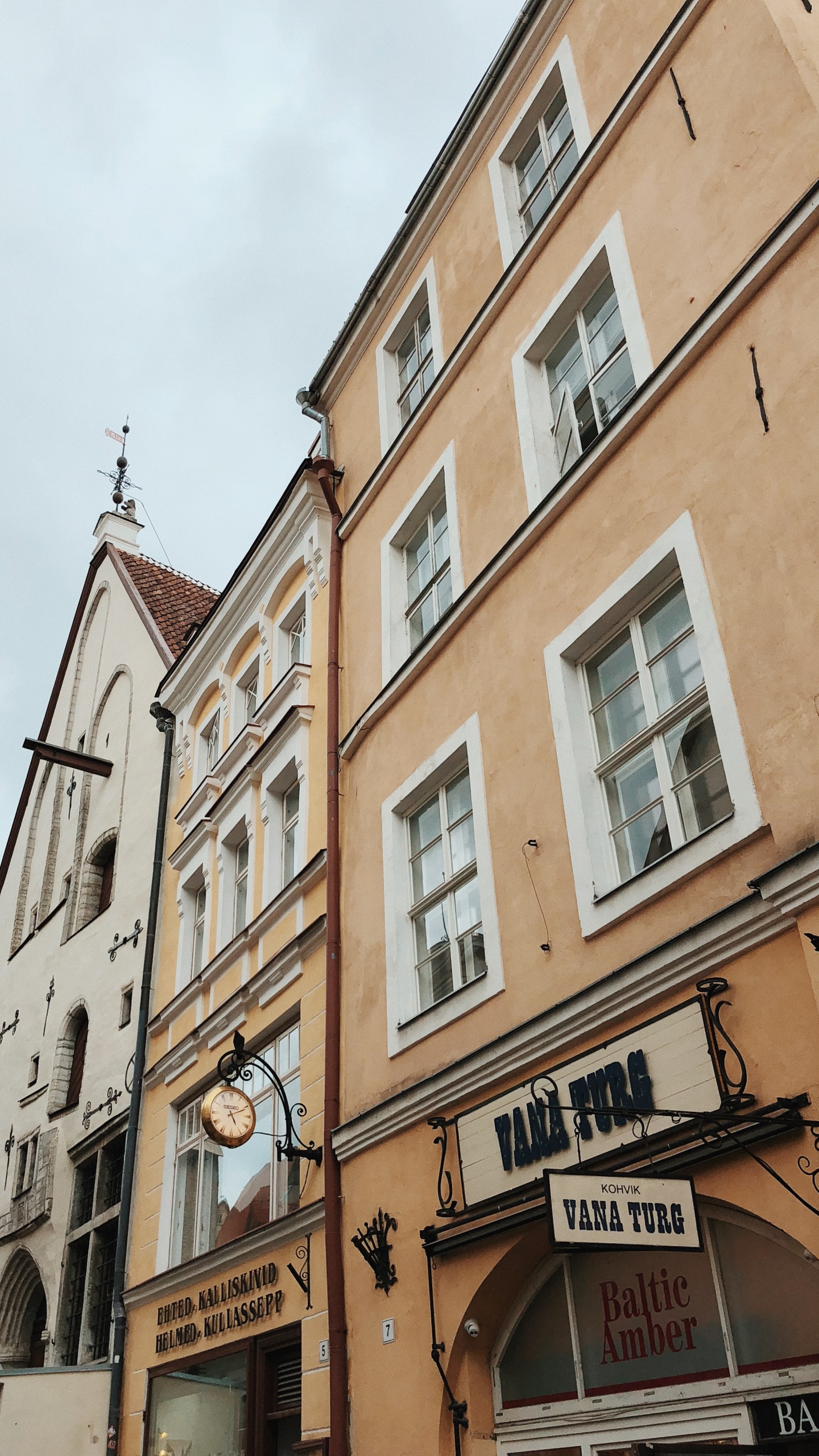 Rathausplatz, Fenster, Nachbarschaft, Stadt, Fassade. Wallpaper in 1440x2560 Resolution