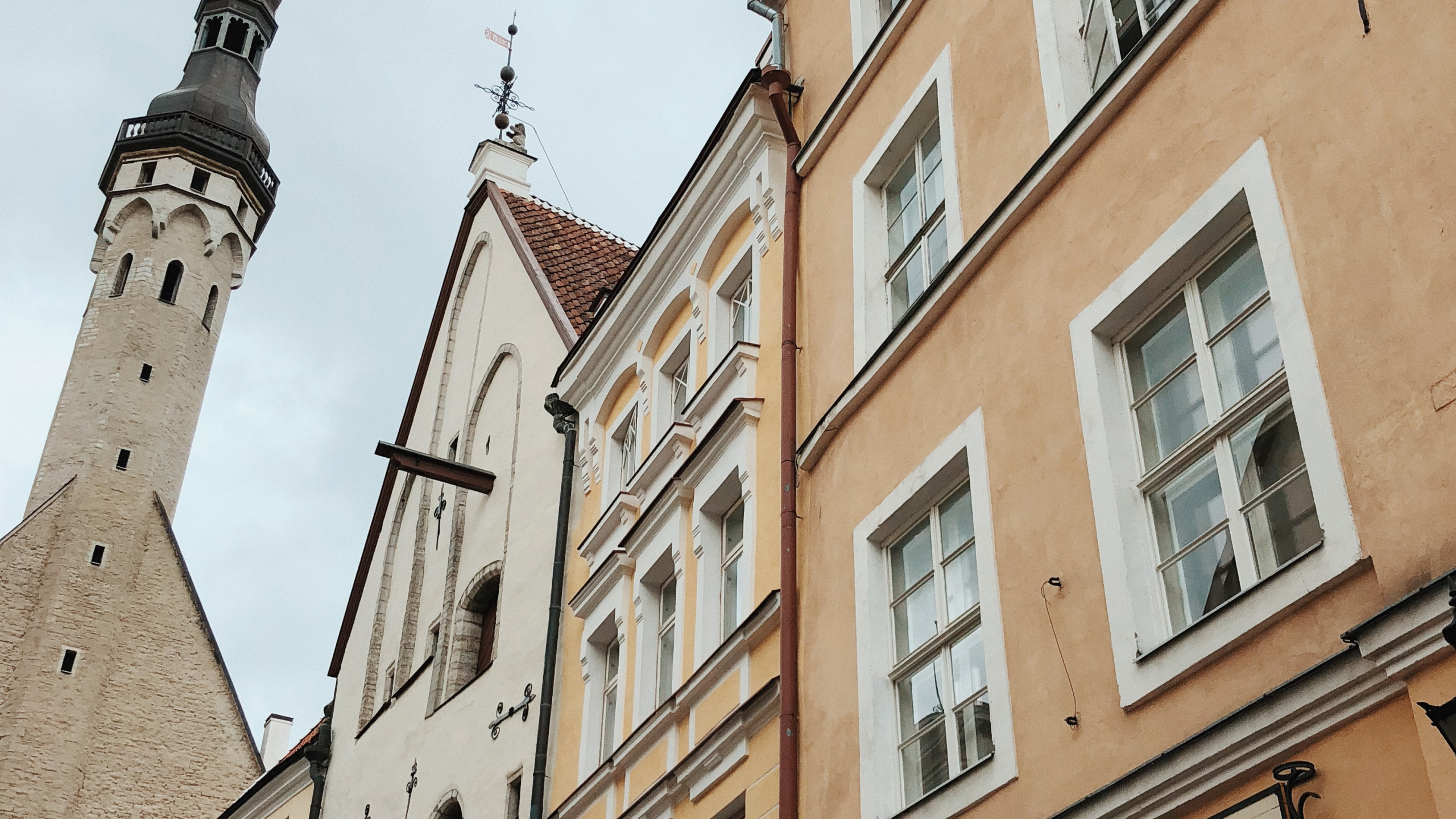 Rathausplatz, Fenster, Nachbarschaft, Stadt, Fassade. Wallpaper in 2560x1440 Resolution