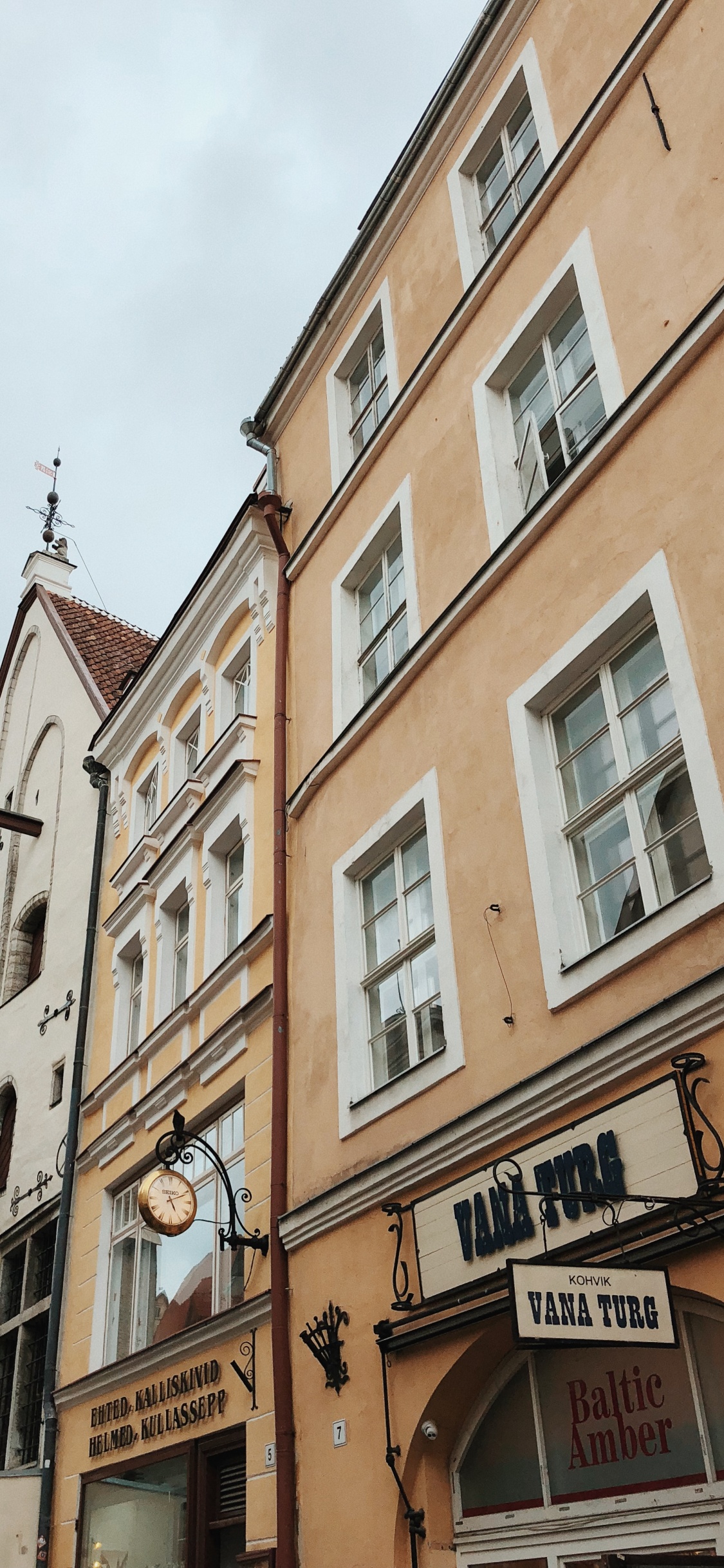 Town Hall Square, Faade, Window, Neighbourhood, Town. Wallpaper in 1125x2436 Resolution