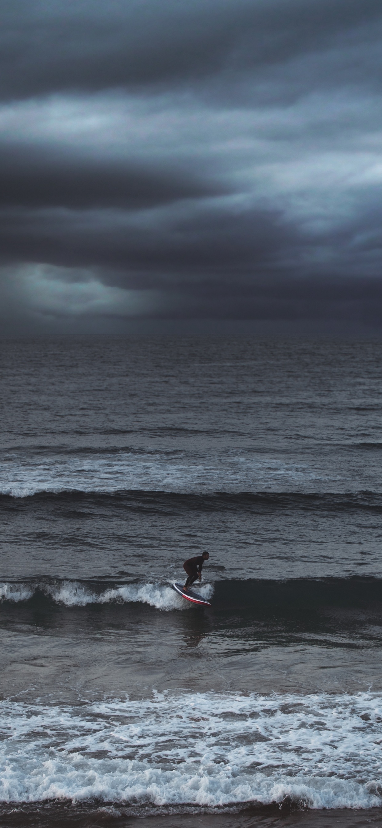 Femme en Bikini Noir Marchant Sur la Plage Pendant la Journée. Wallpaper in 1242x2688 Resolution