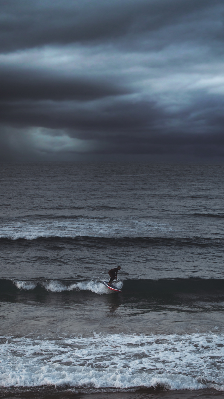 Femme en Bikini Noir Marchant Sur la Plage Pendant la Journée. Wallpaper in 750x1334 Resolution