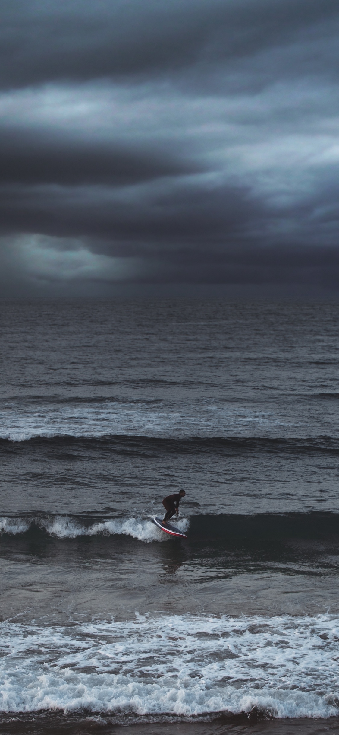 Frau im Schwarzen Bikini, Die Tagsüber am Strand Spazieren Geht. Wallpaper in 1125x2436 Resolution