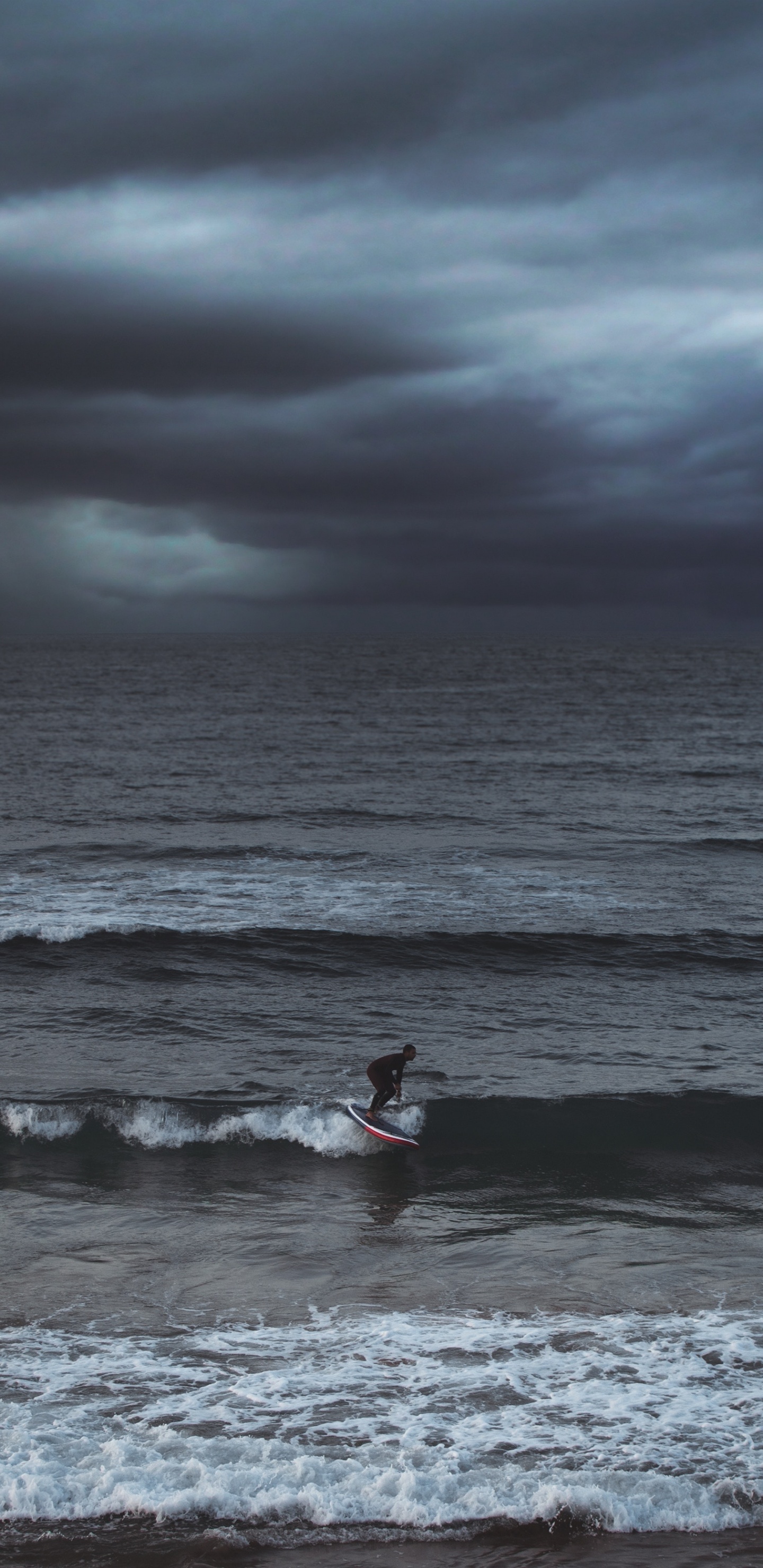 Frau im Schwarzen Bikini, Die Tagsüber am Strand Spazieren Geht. Wallpaper in 1440x2960 Resolution