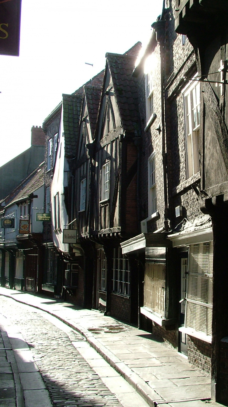 Route en Béton Gris Entre Les Maisons Pendant la Journée. Wallpaper in 750x1334 Resolution