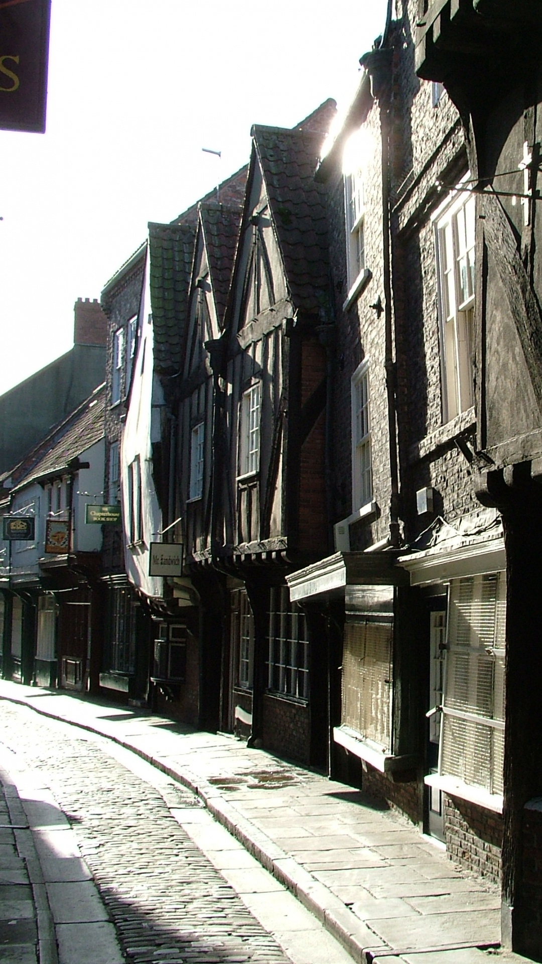 Graue Betonstraße Zwischen Den Häusern Tagsüber. Wallpaper in 1080x1920 Resolution