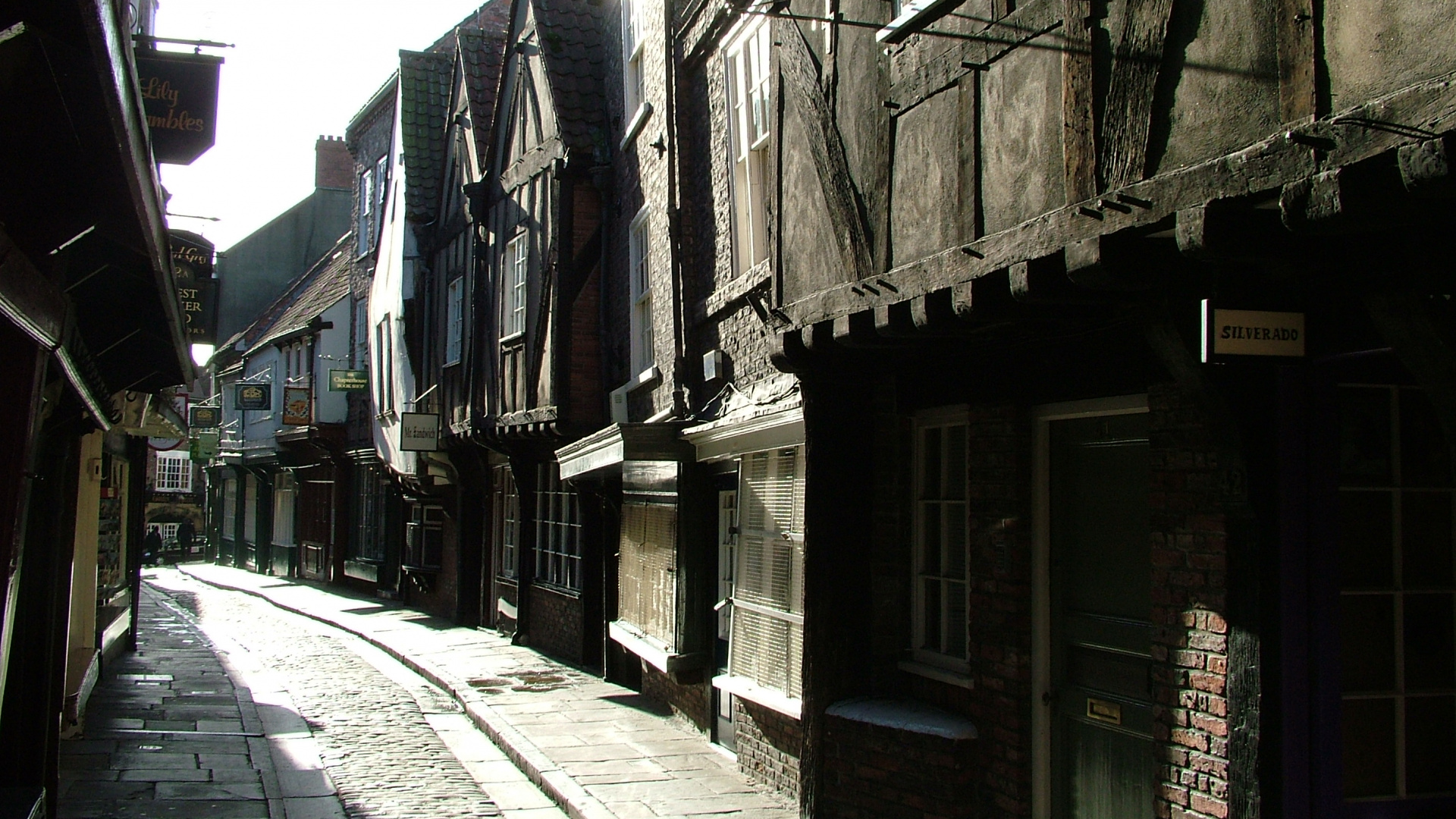 Graue Betonstraße Zwischen Den Häusern Tagsüber. Wallpaper in 1920x1080 Resolution