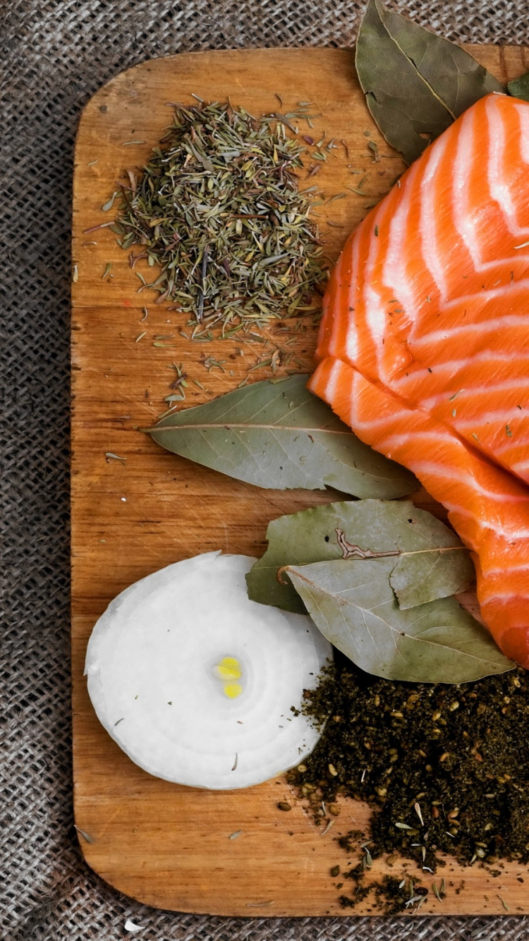 in Scheiben Geschnittenes Fischfleisch Auf Schneidebrett. Wallpaper in 750x1334 Resolution