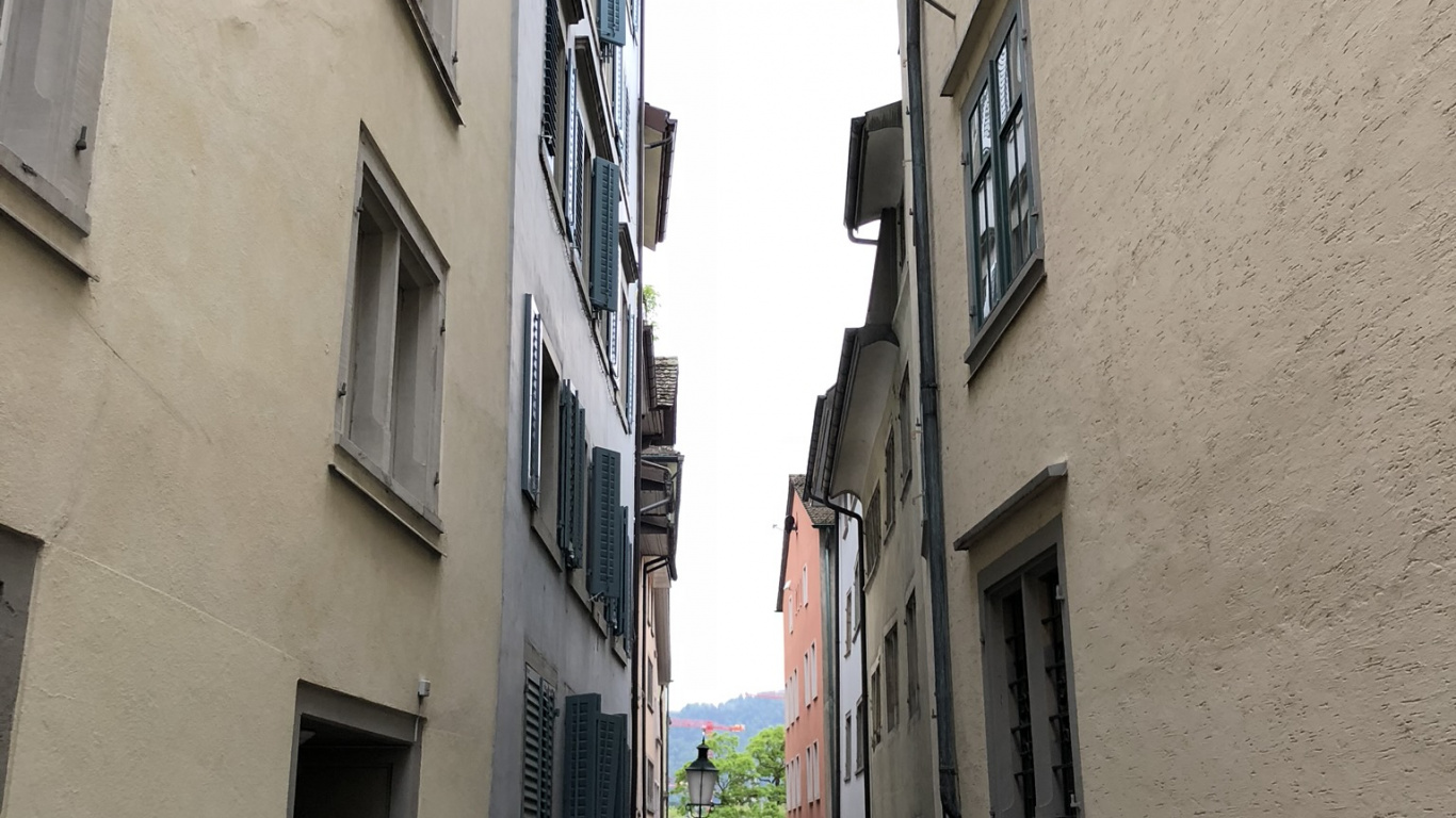Gasse, Road, Fenster, Stadt, Nachbarschaft. Wallpaper in 1366x768 Resolution