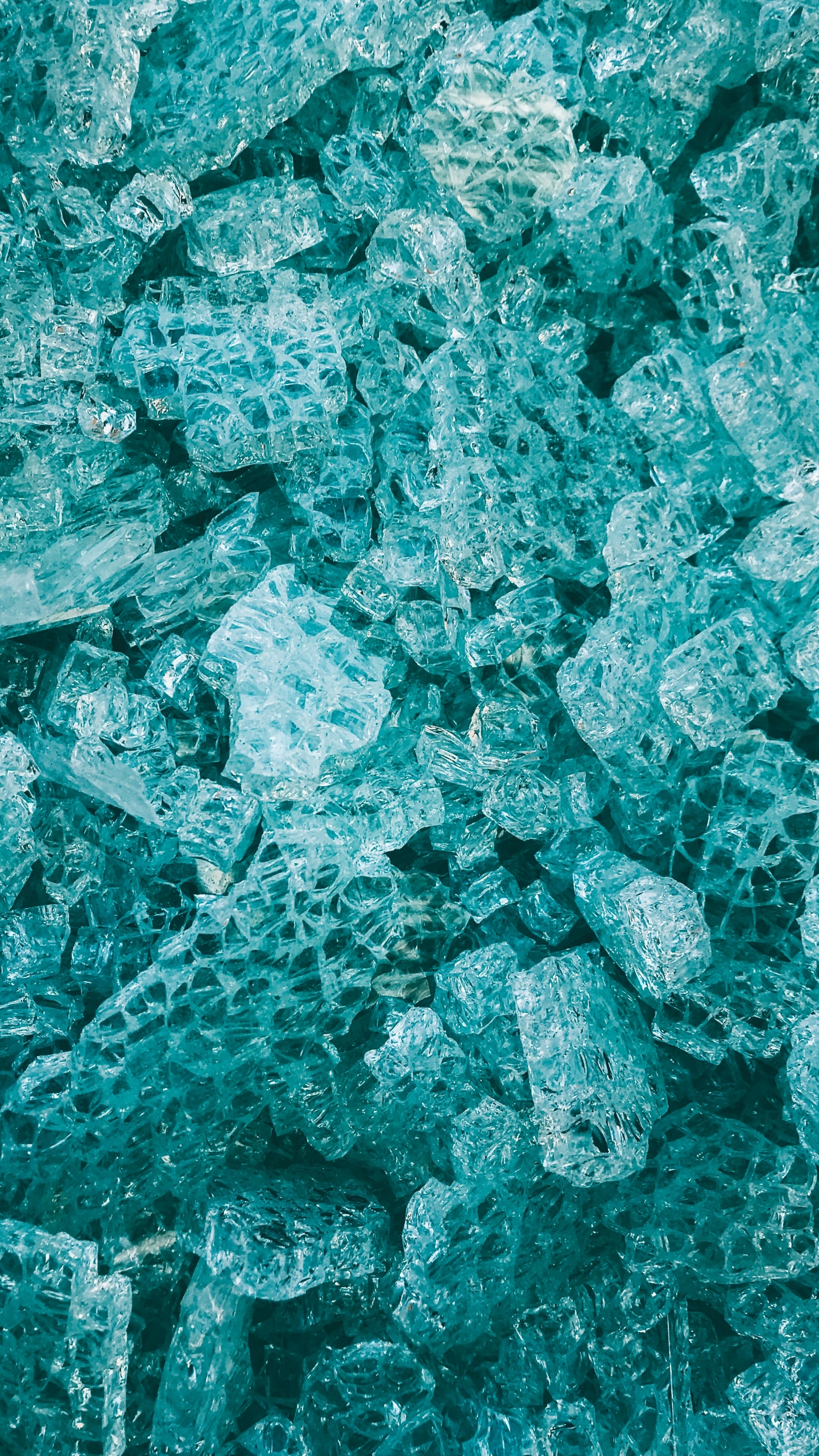 Blue and White Stone Fragments. Wallpaper in 1440x2560 Resolution