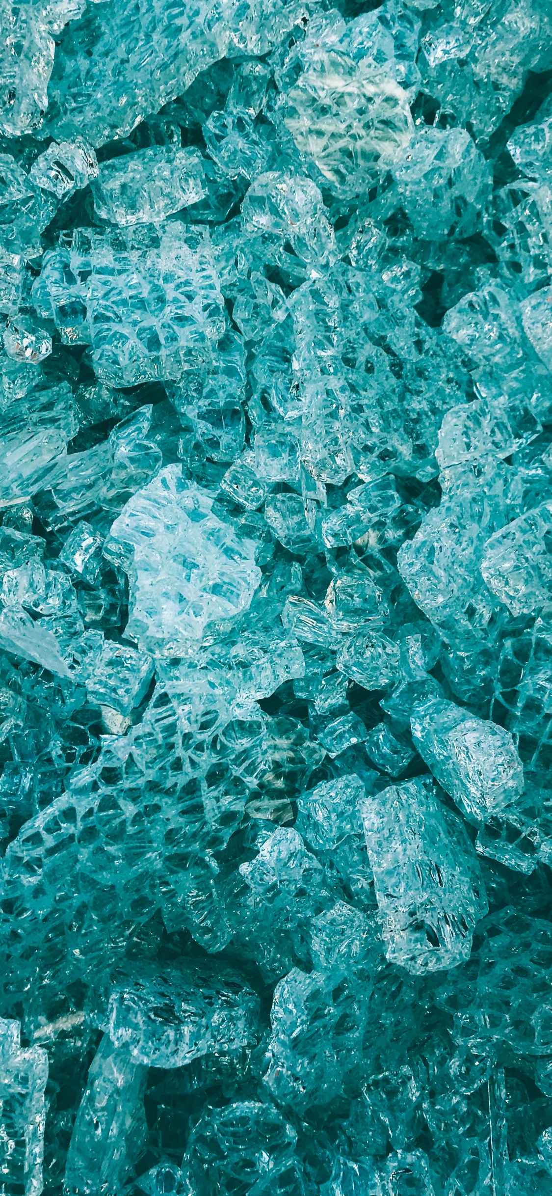 Blaue Und Weiße Steinfragmente. Wallpaper in 1125x2436 Resolution