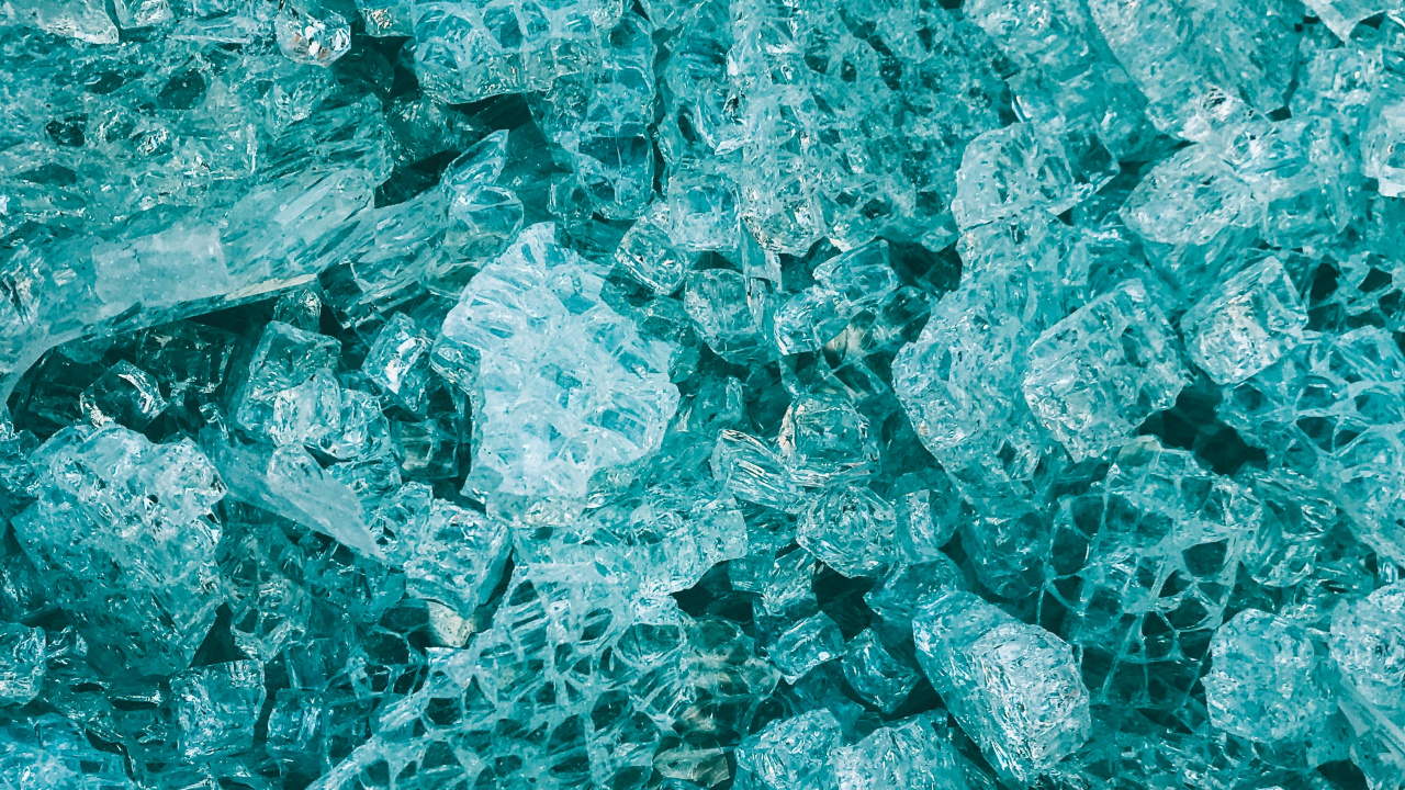 Blaue Und Weiße Steinfragmente. Wallpaper in 1280x720 Resolution