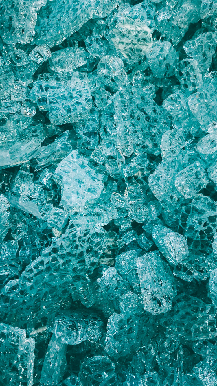 Blaue Und Weiße Steinfragmente. Wallpaper in 750x1334 Resolution