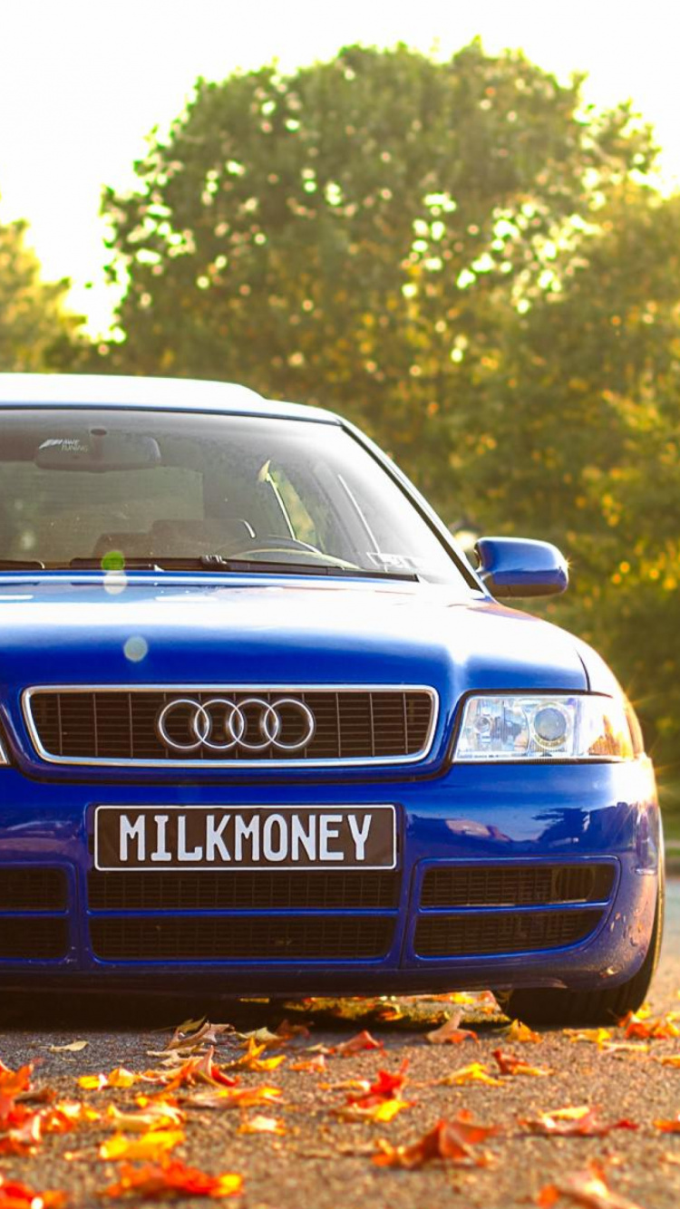 Blauer Audi a 4 Tagsüber Unterwegs. Wallpaper in 750x1334 Resolution