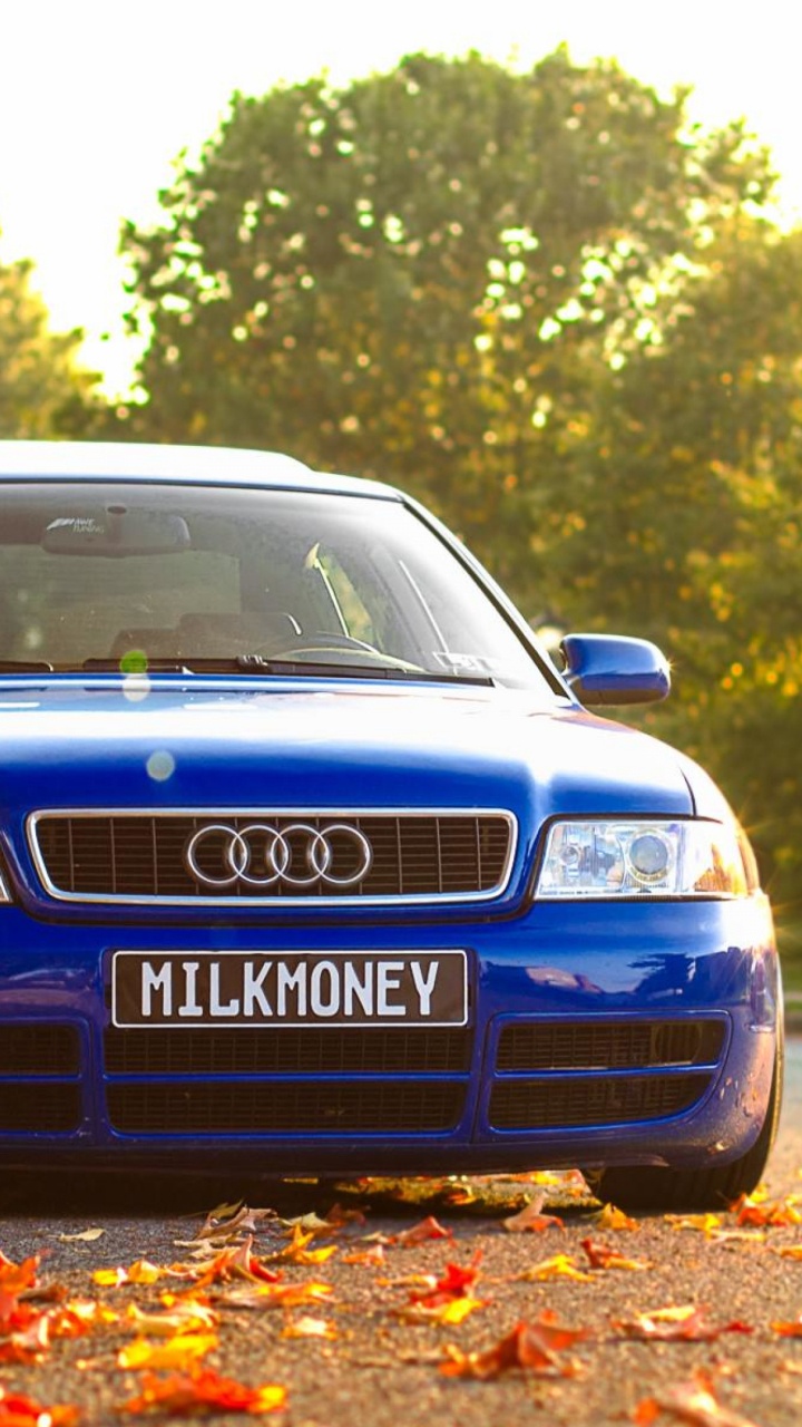 Bleu Audi a 4 Sur Route Pendant la Journée. Wallpaper in 720x1280 Resolution