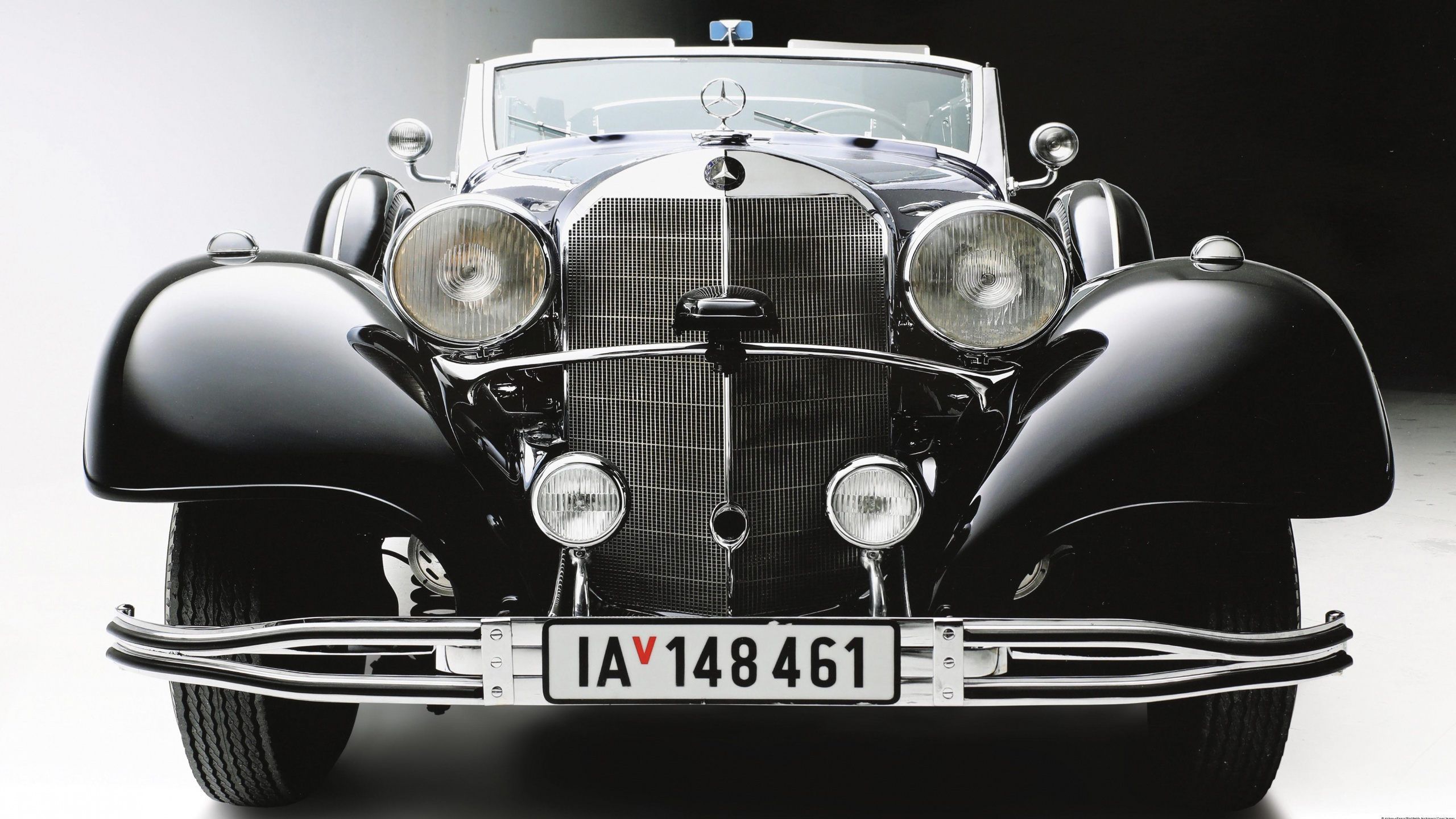 Black and Silver Vintage Car. Wallpaper in 2560x1440 Resolution