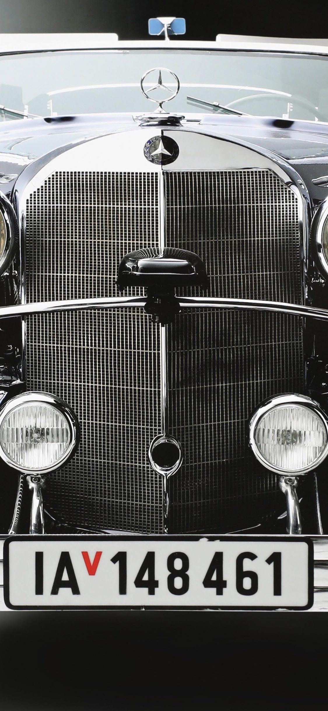 Voiture Vintage Noir et Argent. Wallpaper in 1125x2436 Resolution