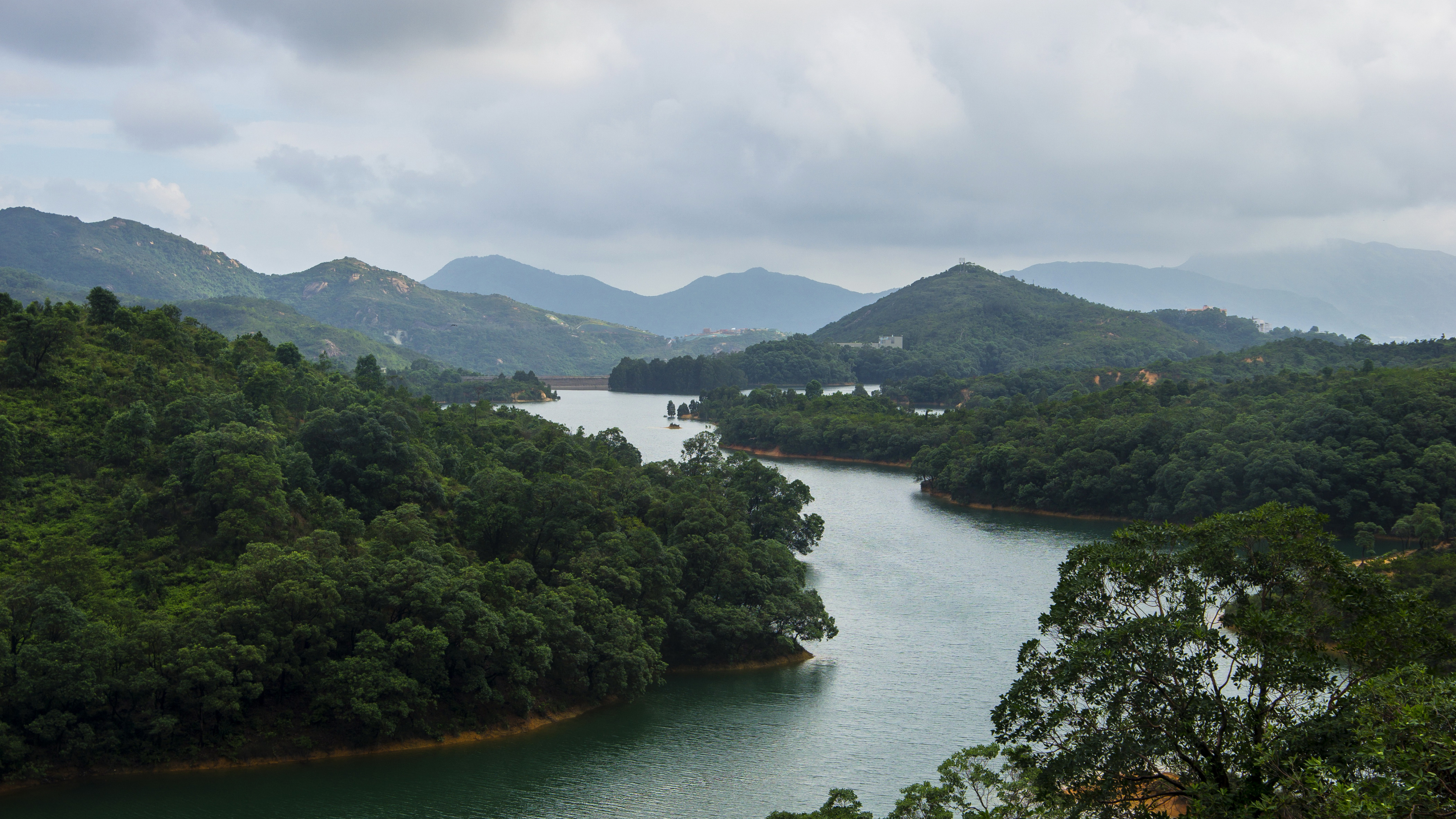 Green Trees Near Body of Water During Daytime. Wallpaper in 3840x2160 Resolution