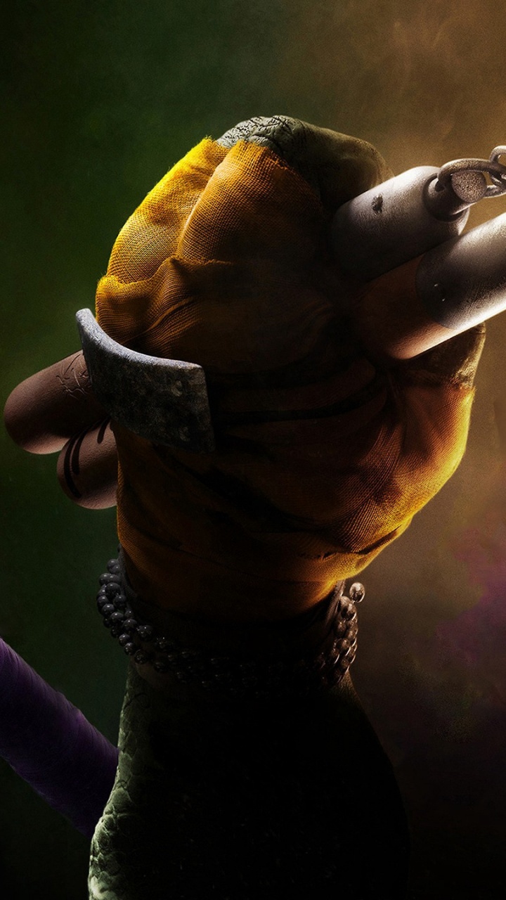 Personne Tenant un Oiseau Jaune Pendant la Journée. Wallpaper in 720x1280 Resolution