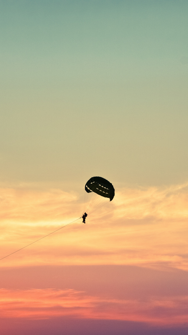 Personne en Parachute Sous Ciel Bleu Pendant la Journée. Wallpaper in 750x1334 Resolution