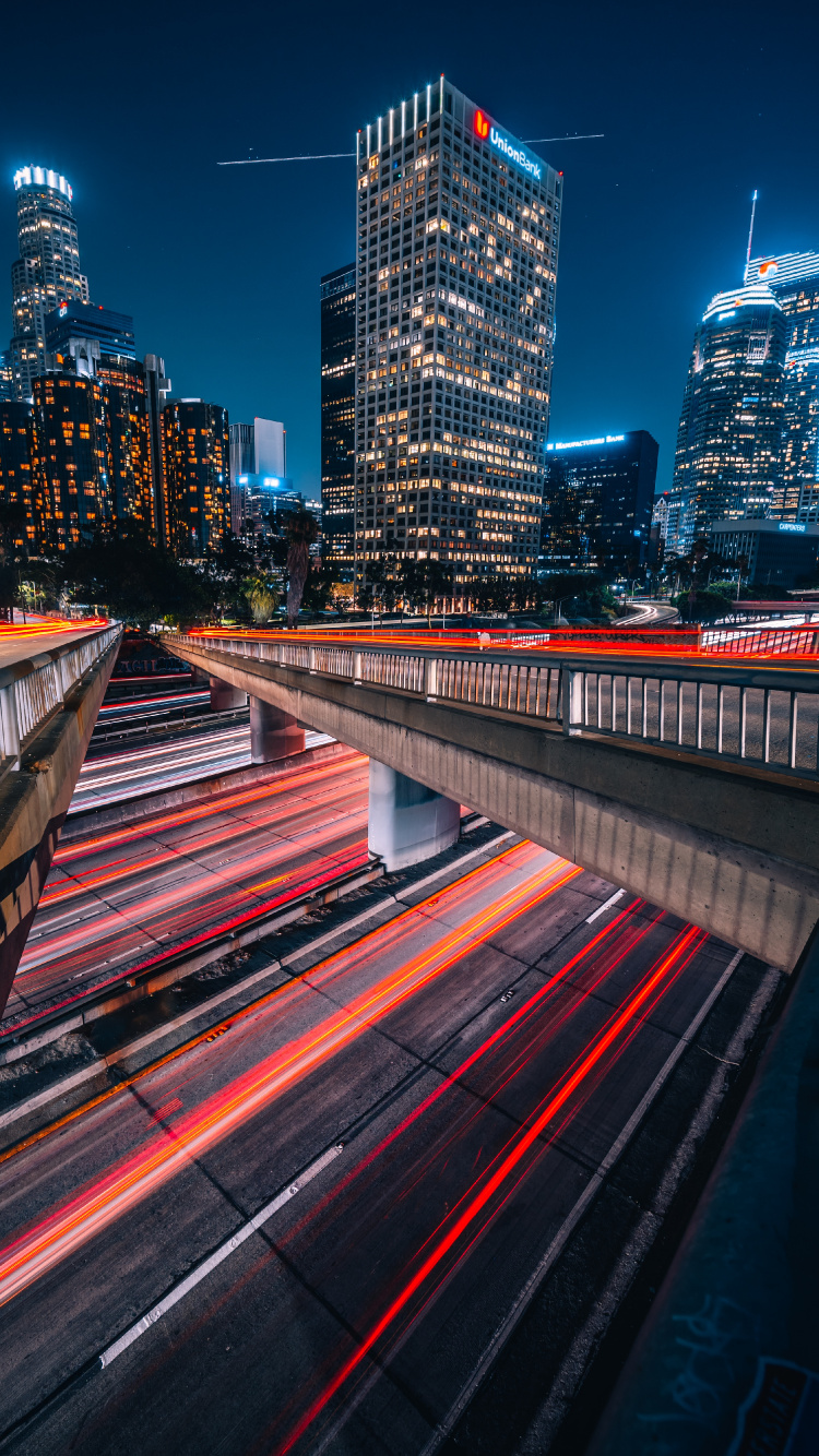 Photographie en Accéléré Des Lumières de la Ville Pendant la Nuit. Wallpaper in 750x1334 Resolution