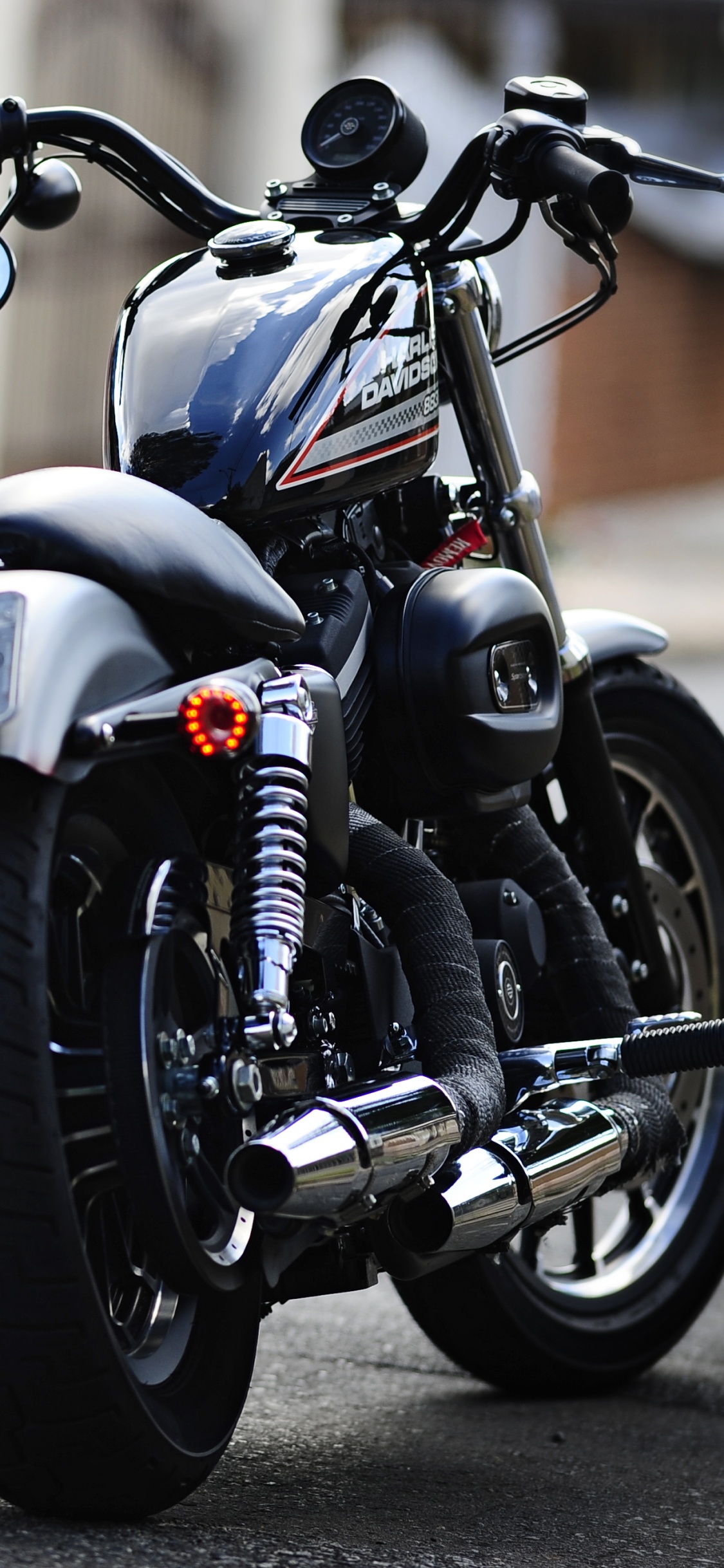 Motocicleta Cruiser Negra en la Carretera Durante el Día. Wallpaper in 1125x2436 Resolution