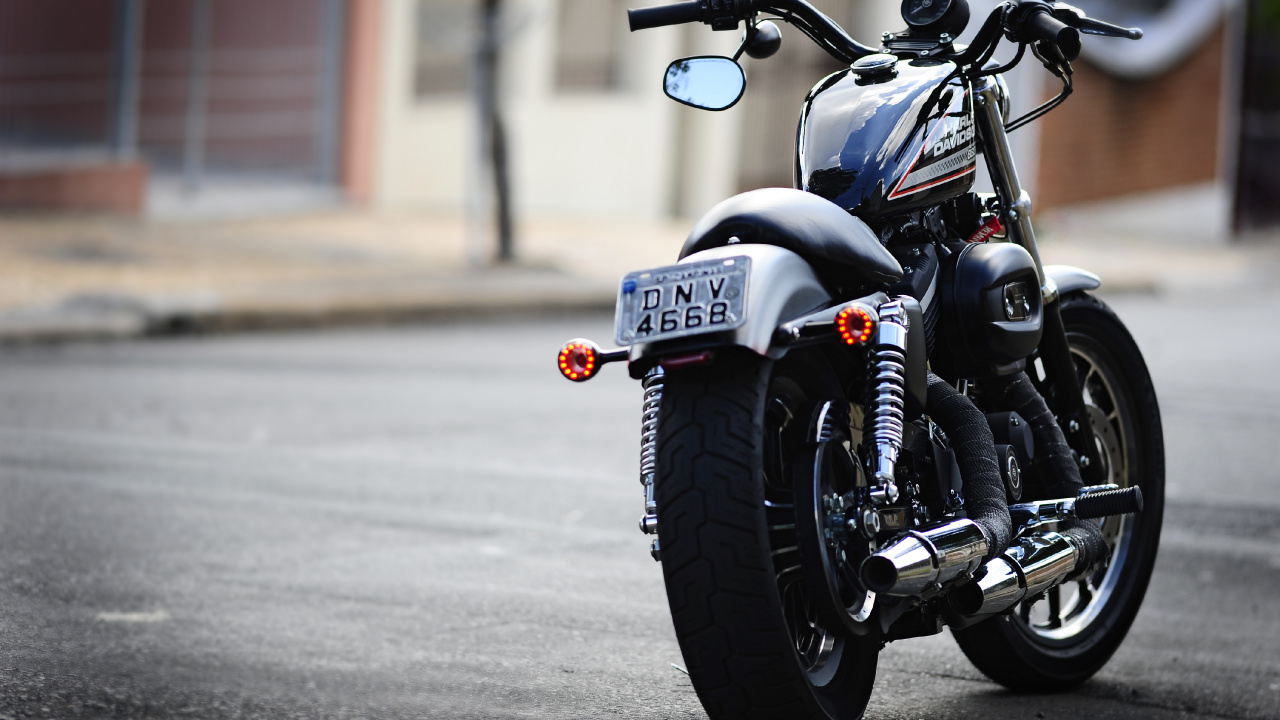 Motocicleta Cruiser Negra en la Carretera Durante el Día. Wallpaper in 1280x720 Resolution