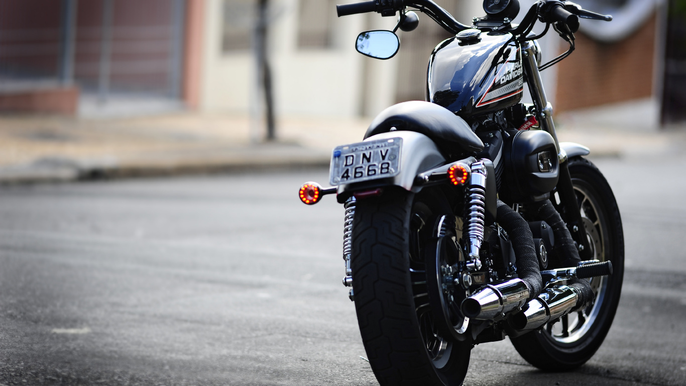 Schwarzes Cruiser-Motorrad Tagsüber Unterwegs. Wallpaper in 1366x768 Resolution