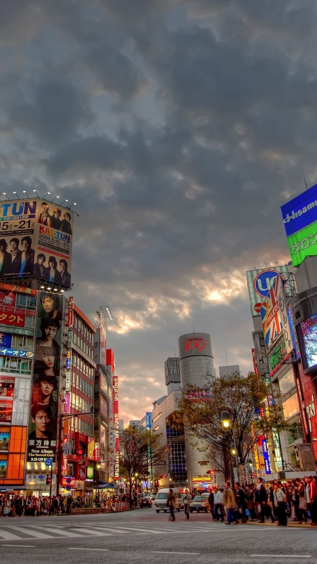 Gente Caminando en la Calle Cerca de Edificios de Gran Altura Durante la Noche. Wallpaper in 1080x1920 Resolution