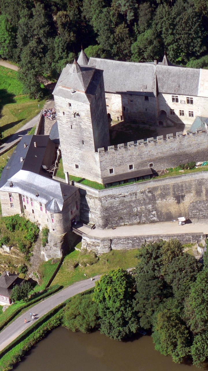 Gray Concrete Building Near Green Trees During Daytime. Wallpaper in 720x1280 Resolution
