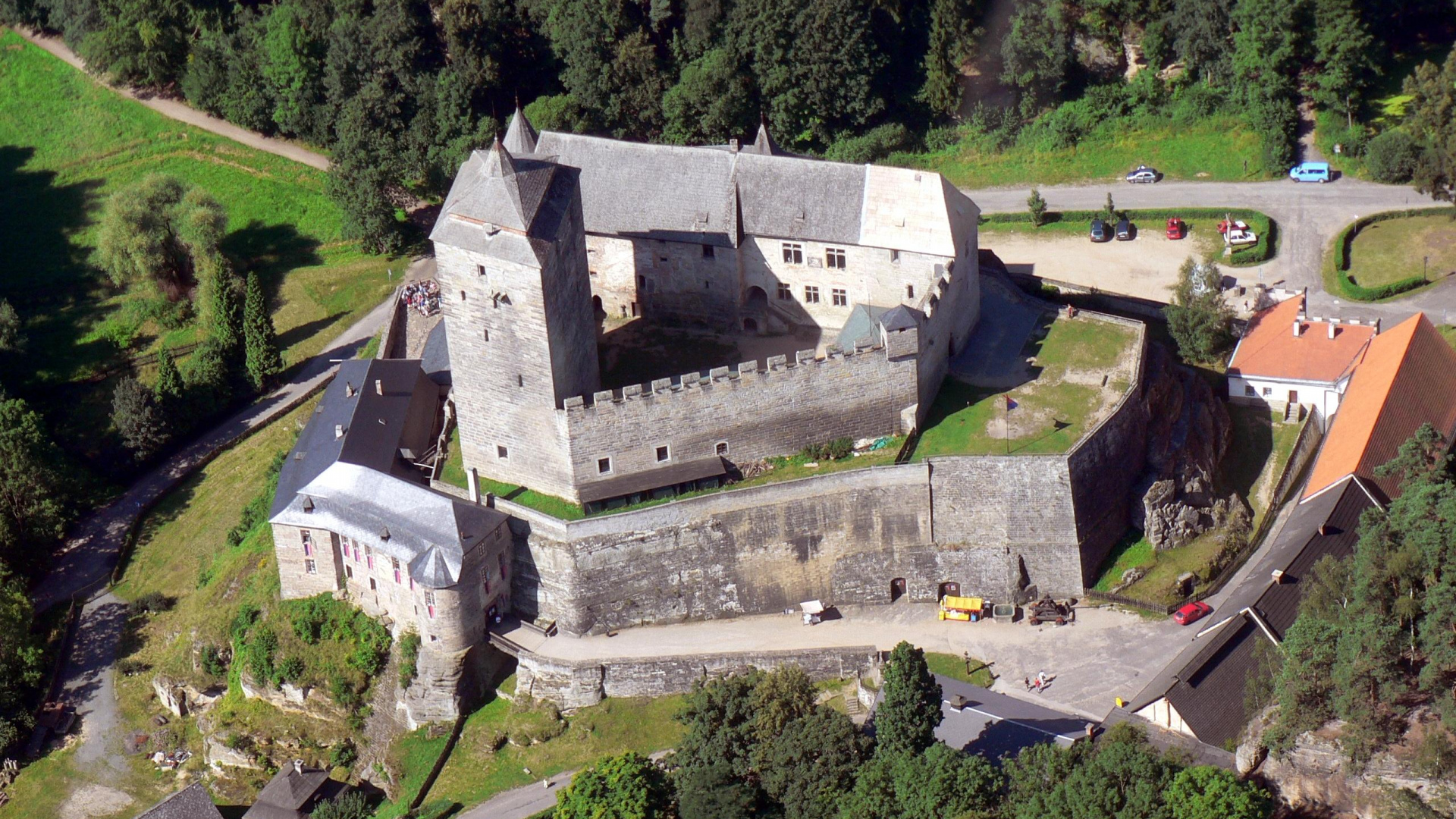 Graues Betongebäude in Der Nähe Von Grünen Bäumen Tagsüber. Wallpaper in 1920x1080 Resolution