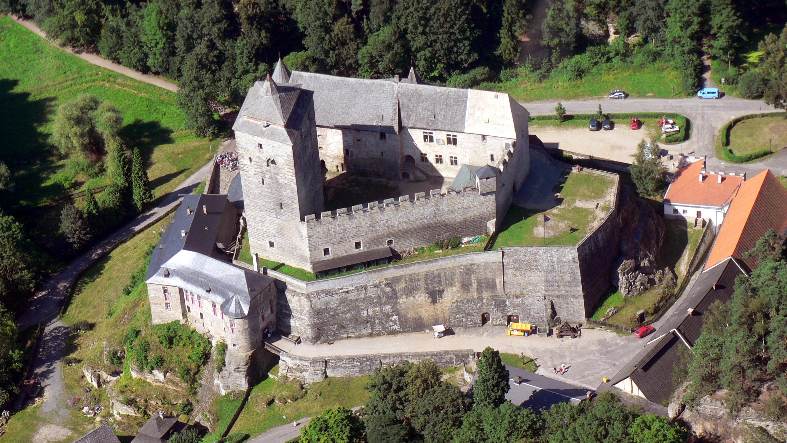 Bâtiment en Béton Gris Près Des Arbres Verts Pendant la Journée. Wallpaper in 2560x1440 Resolution