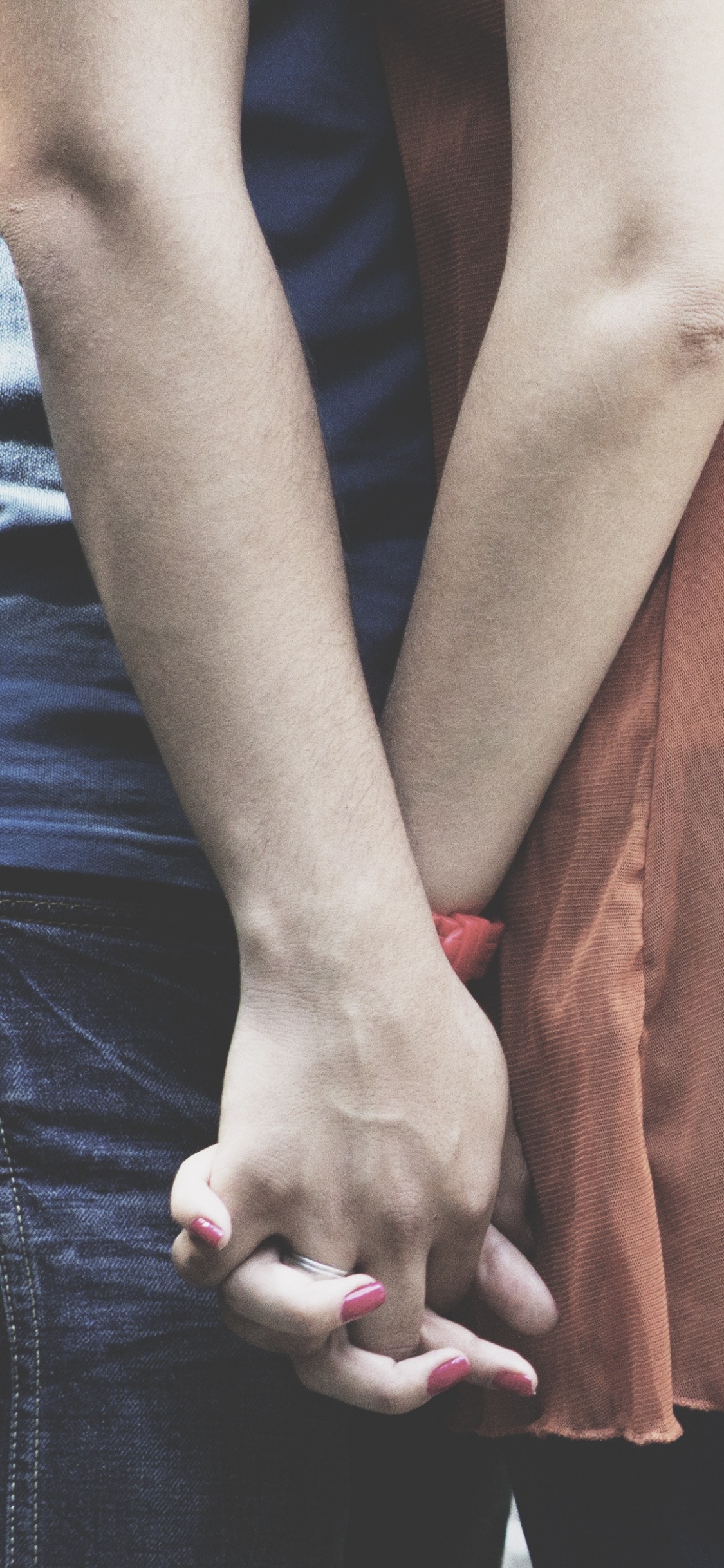 Romantik, Kleidung, Arm, Bein, Hand. Wallpaper in 1125x2436 Resolution