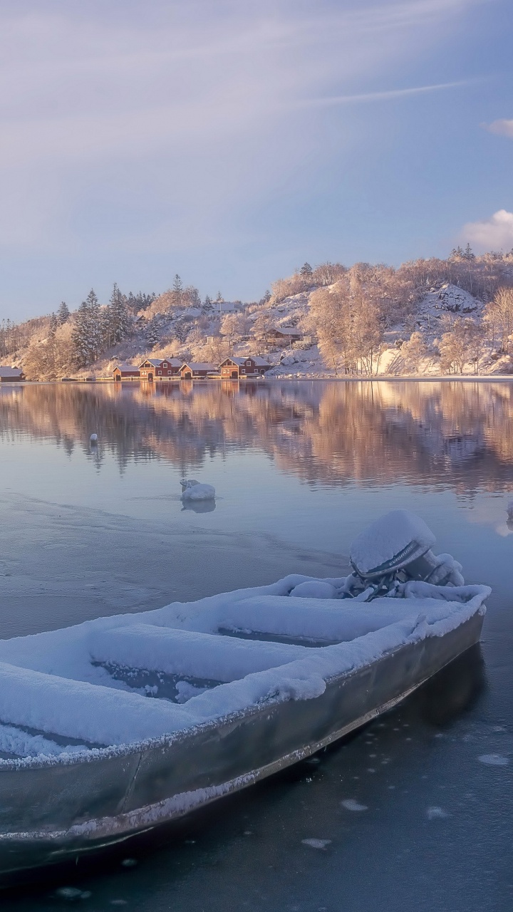 Bateau Blanc Sur le Lac Pendant la Journée. Wallpaper in 720x1280 Resolution