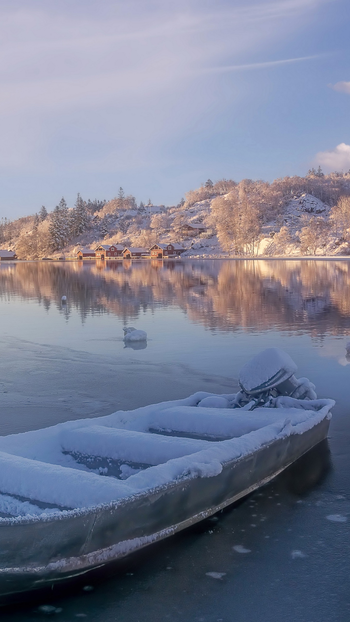 Barco Blanco en el Lago Durante el Día. Wallpaper in 1440x2560 Resolution
