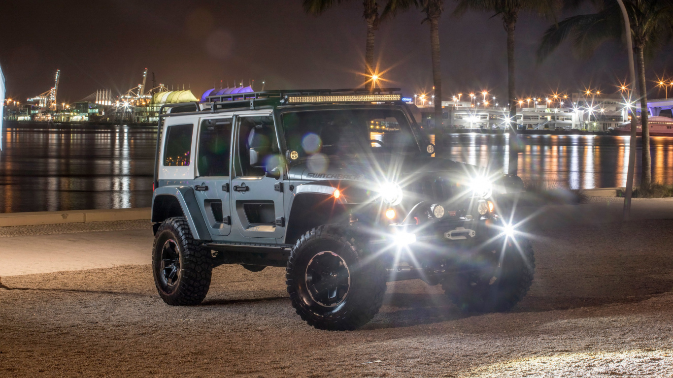 Jeep Wrangler Noir et Blanc Sur Route Pendant la Nuit. Wallpaper in 1366x768 Resolution